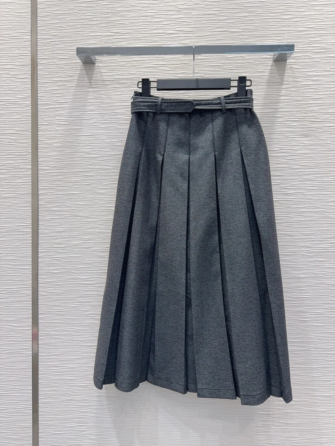 

2025FW new pleated long half skirt elegant temperament design daily OL fashionable pleated skirt