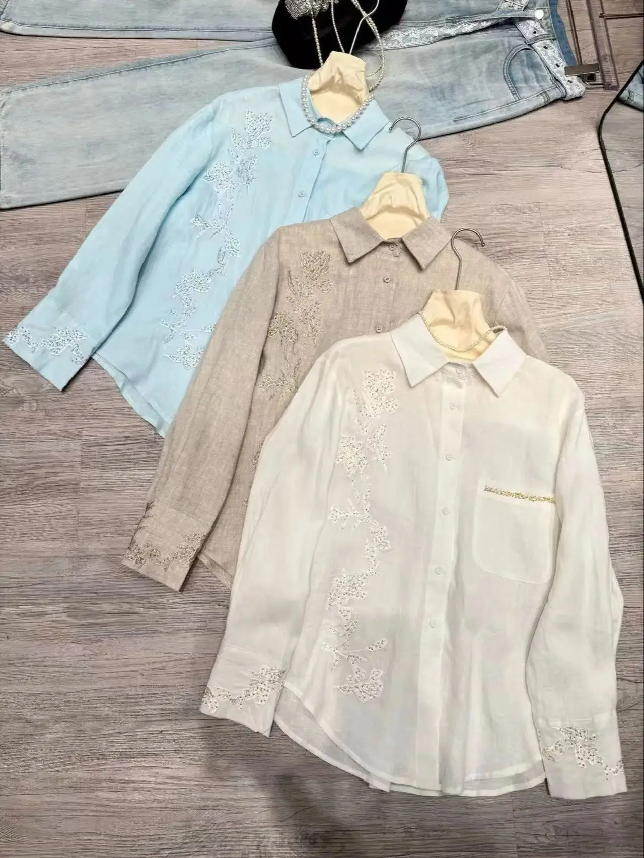 

Элегантная льняная рубашка с изысканной вышивкой, однотонная.