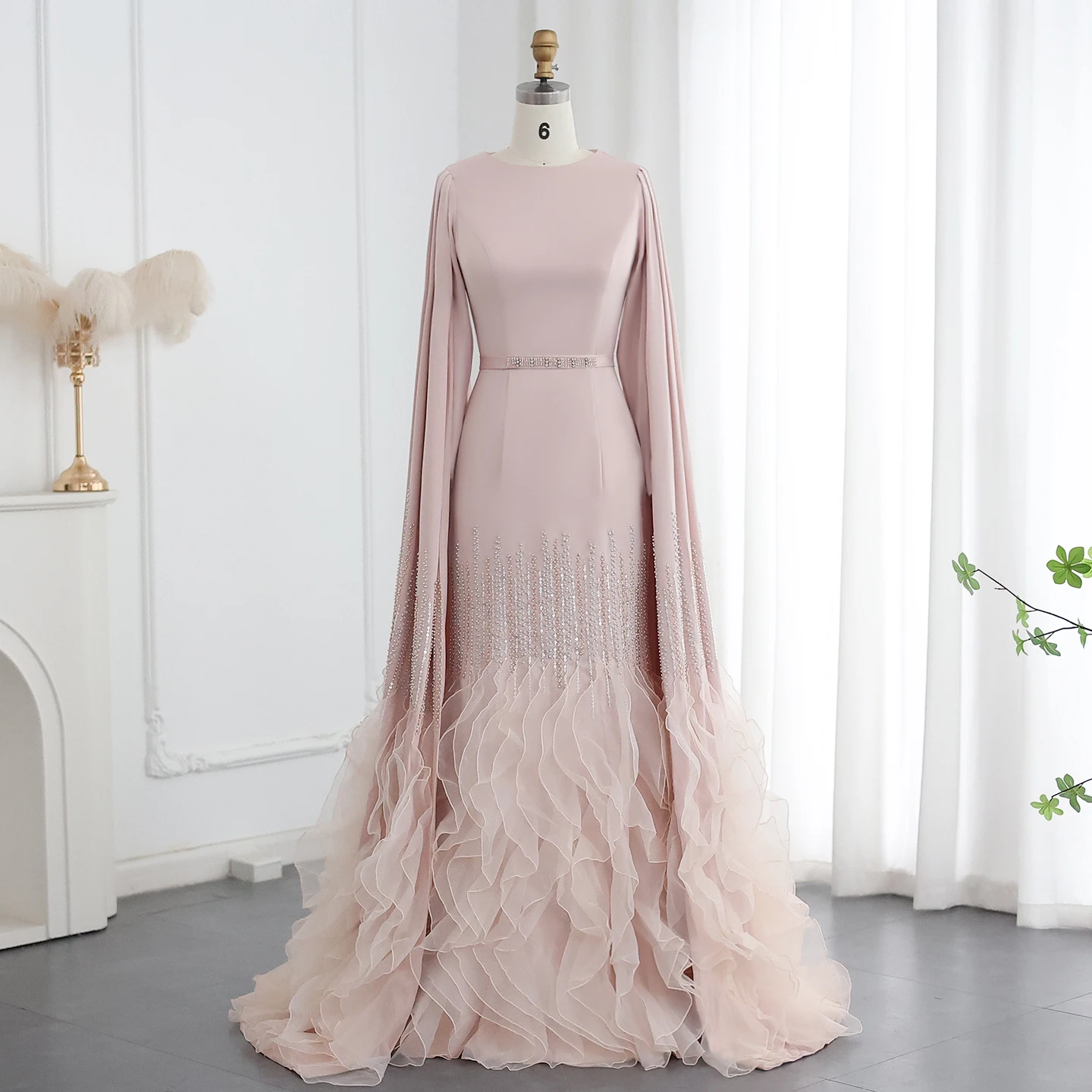 Sharon Said Luxuriöse Meerjungfrauen-Abendkleider in Nude mit Cape-Ärmeln und gestuften Rüschen für arabische Hochzeitsfeiern SS440 Maßanfertigung – Detail 25