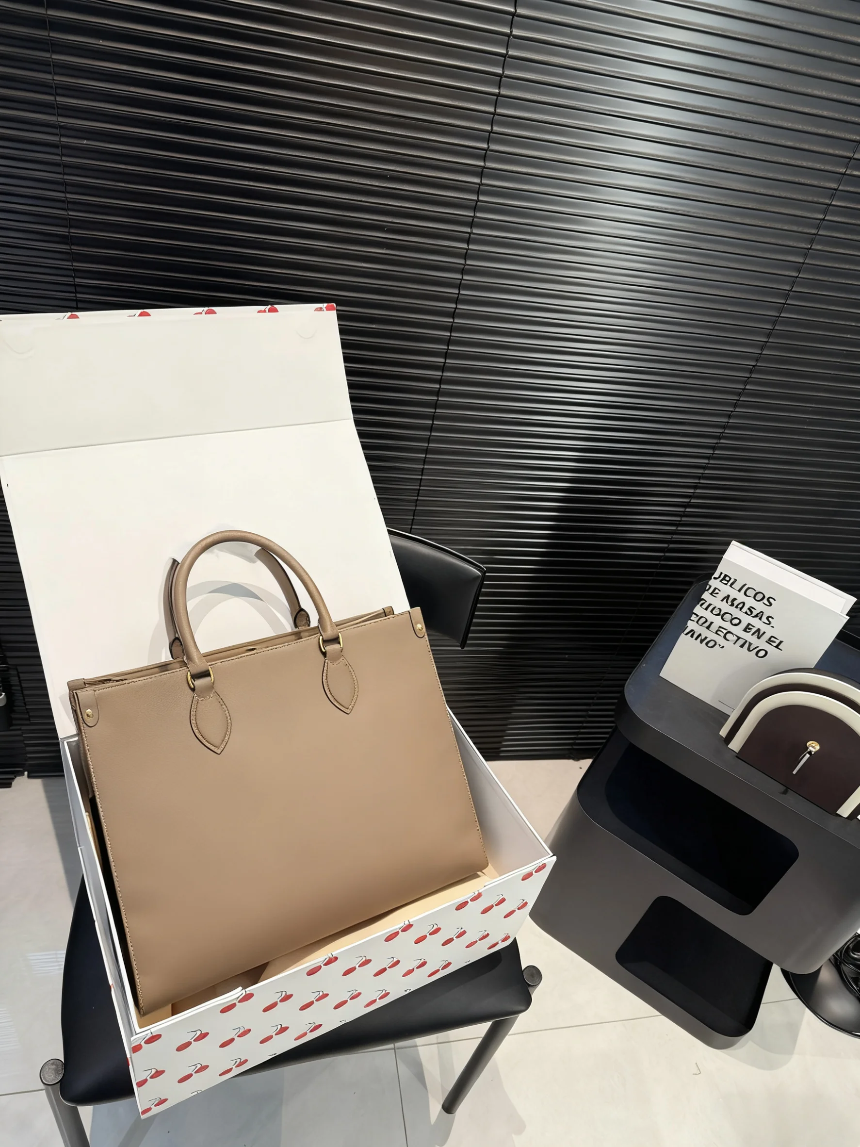 

2025 Новый РАЗМЕР: 34x27 СМ Модные универсальные сумки из кожи вишни Портативные можно носить на плече без коробок