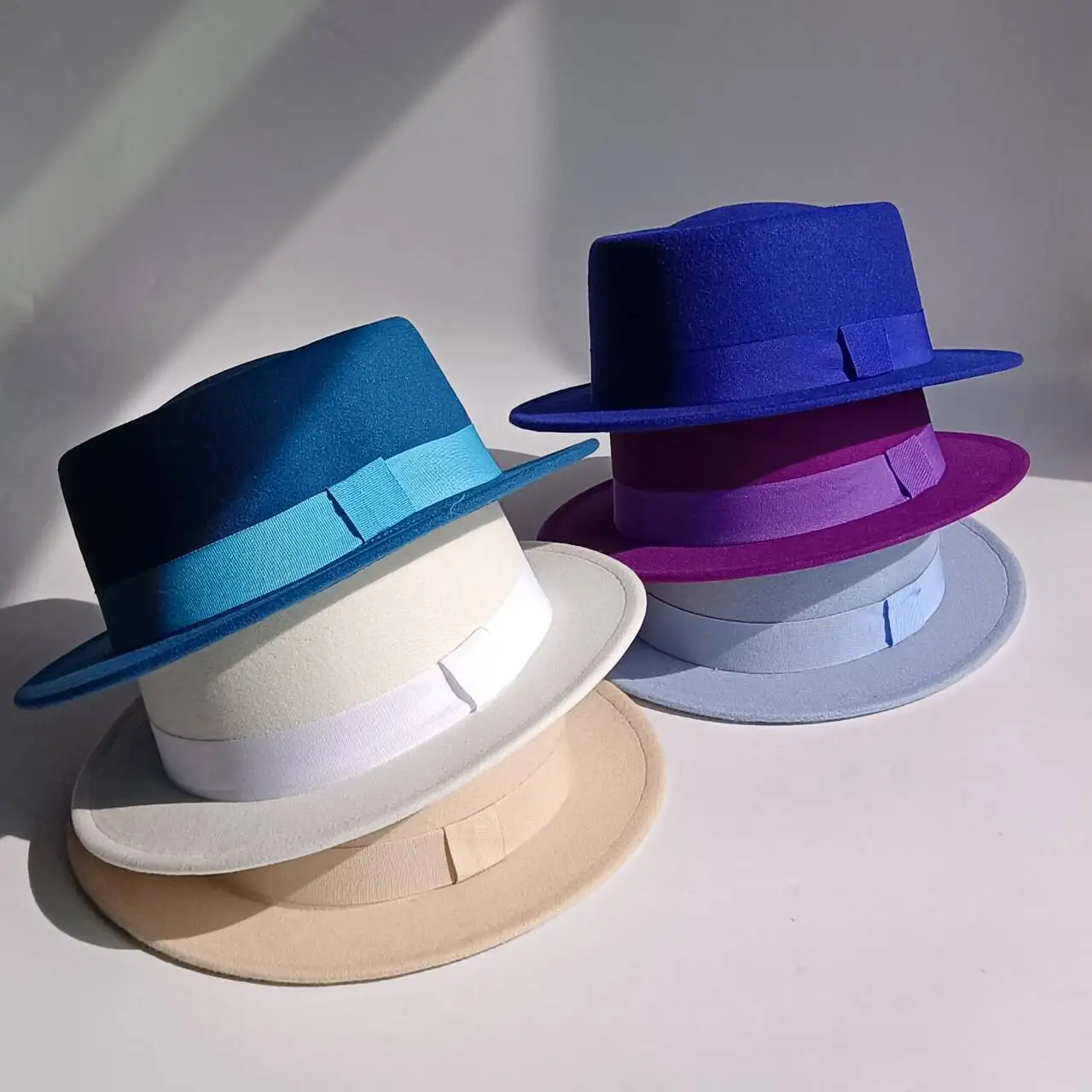 

New autumn/winter men's felt hat with a textured top and a 4.5 cm wide brim, featuring a retro gentlemanly style.