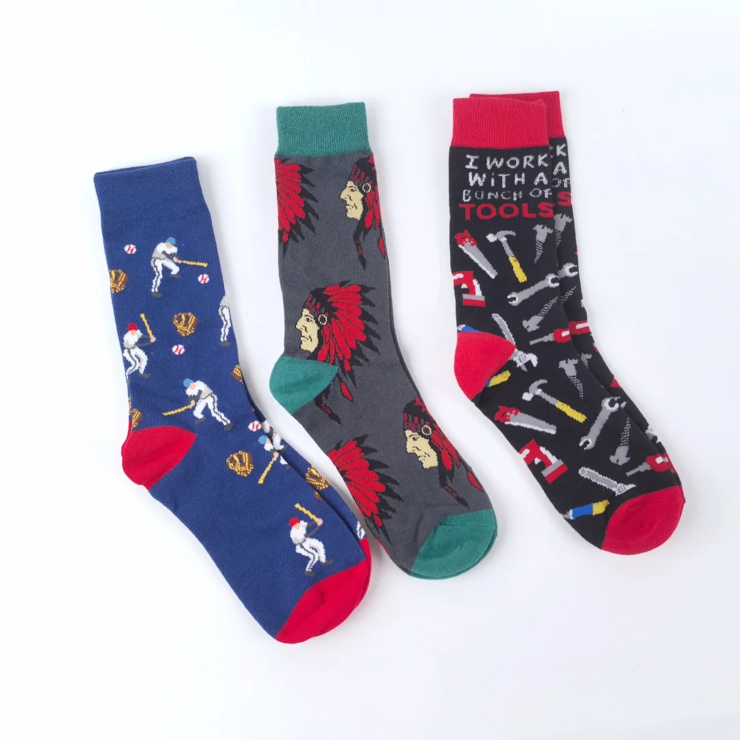 1 par de meias masculinas criativas de meia panturrilha com ferramentas, retrato e padrões atléticos de bola, adequadas para todas as estações