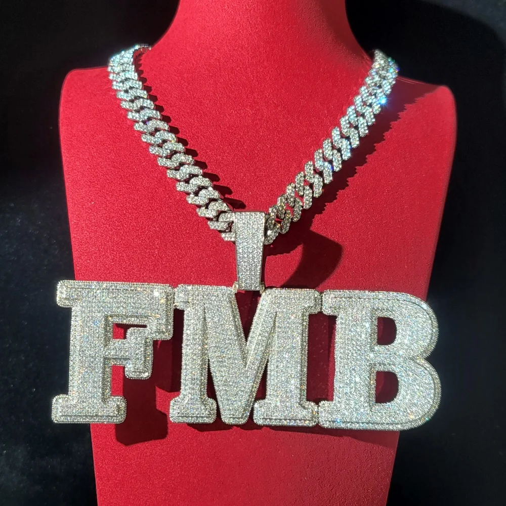 Personalizowany wisiorek z literami i cyframi z cyrkoniami, wysadzany kamieniami, naszyjnik z imieniem lub słowem, z łańcuszkiem typu Cuban Link 12 mm, prezent dla niego.