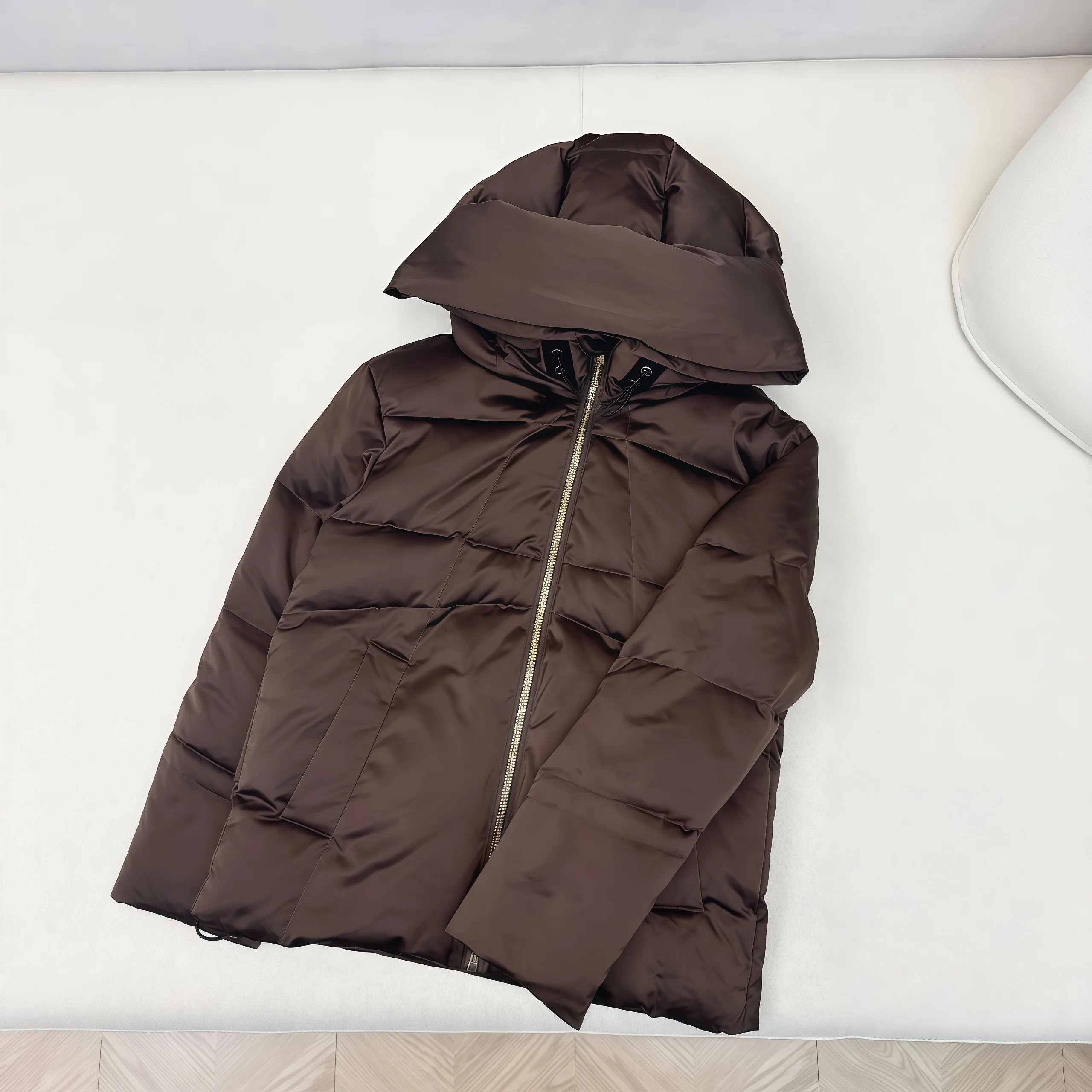 وصل حديثًا سترة بغطاء للرأس لخريف وشتاء 2025 مع قطع ثلاثية الأبعاد على شكل حرف H وأصفاد برباط مرن