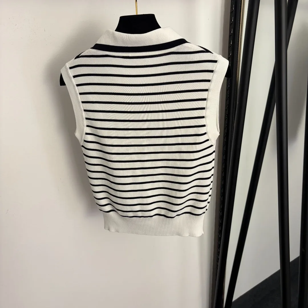 

Новая коллекция 2026: Вязаный жилет в полоску с вышитыми буквами и воротником Питер Пэн для женщин