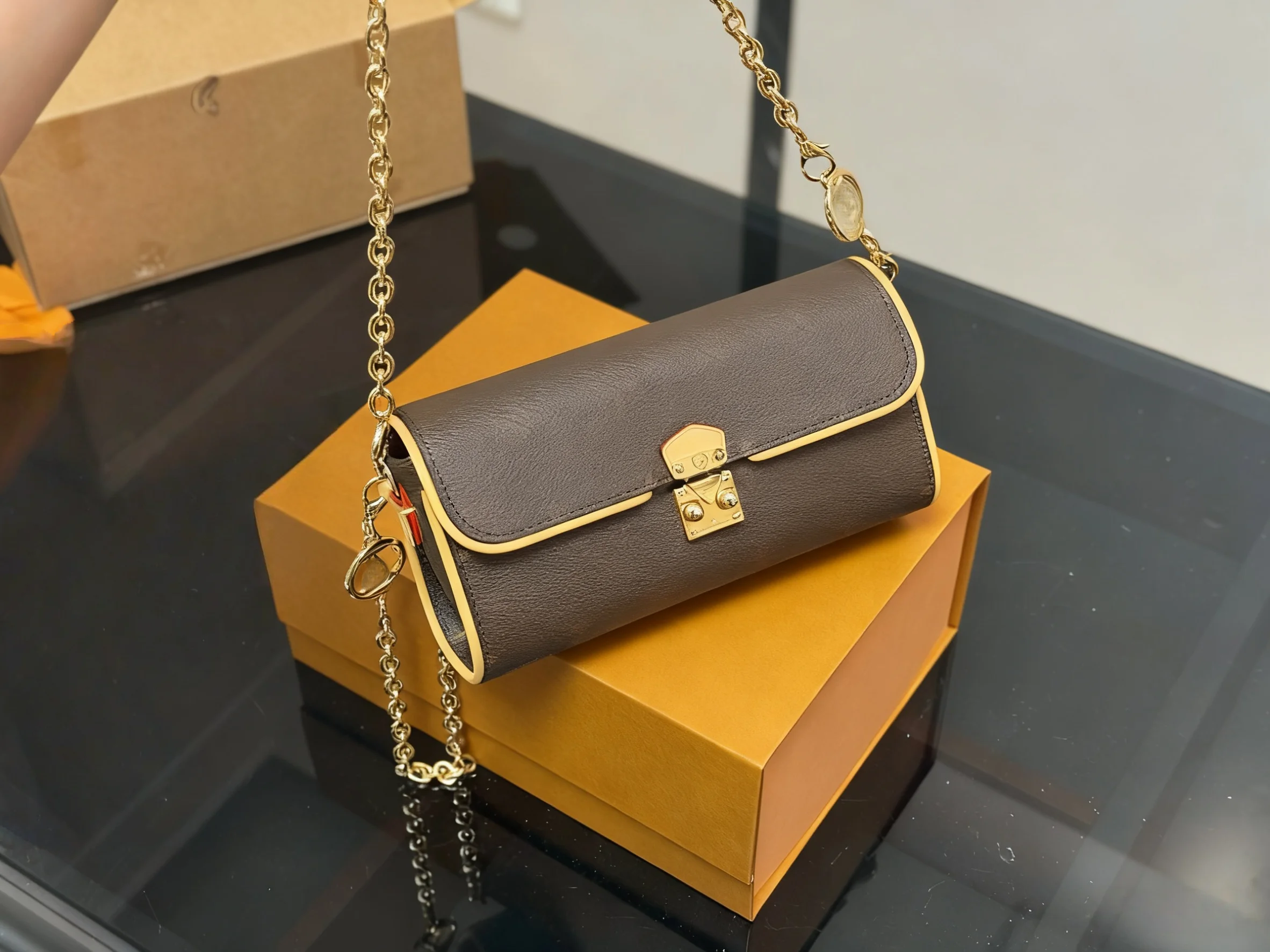 

2025 New SIZE: 20x11 CM Fashionable Versatile bags leather cherry Portable can be carried on the shoulder no boxes