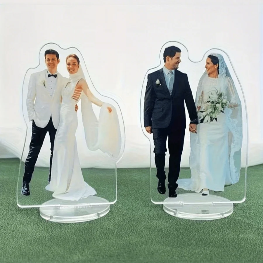 Eine individuelle Acryl-Tischdekoration mit personalisierten Fotooptionen, einschließlich künstlerischer Bilder, Paarporträts und Familienfotos. – Detail 4