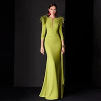 Vestido de invitados de boda para mujer, vestidos largos clásicos de satén verde con plumas y volantes y botones, vestidos largos rectos de noche con cuello barco