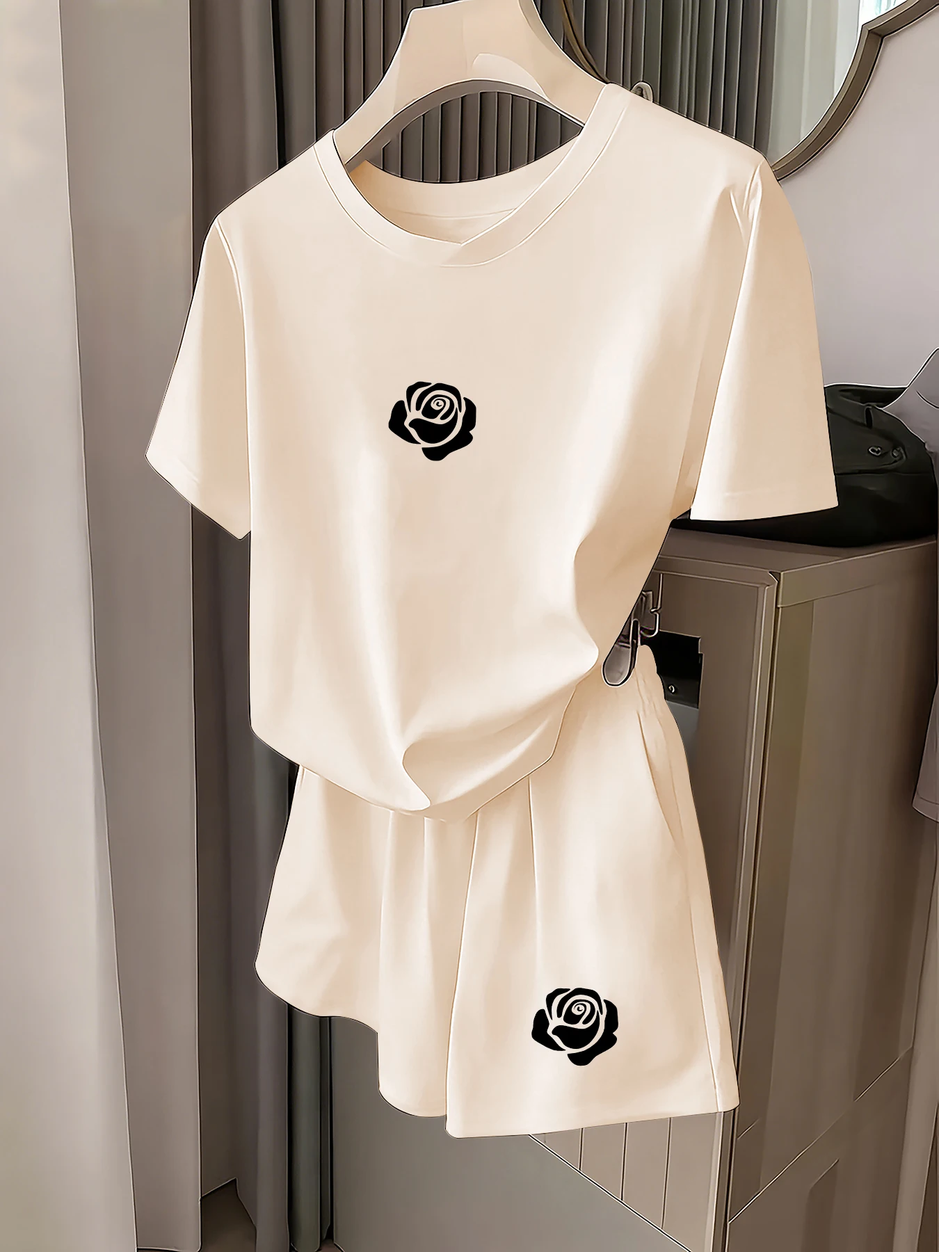 

Summer Casual Sports Suit, Simple White Rose Print Short-Sleeved Shirt + Shorts, Stylish and Versatile Daily Casual Two-Piece Set
