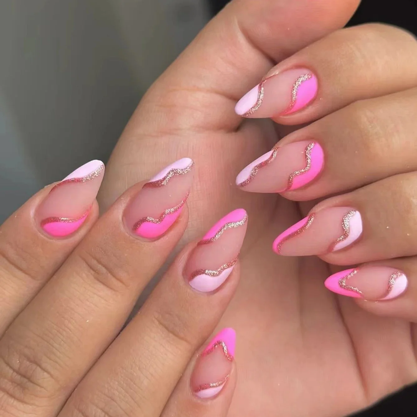 Faux ongles en amande, 24 pièces, améliorent instantané votre look, rose et blanc, déposés par des lignes dorées, simples et généreux, adaptés aux fa