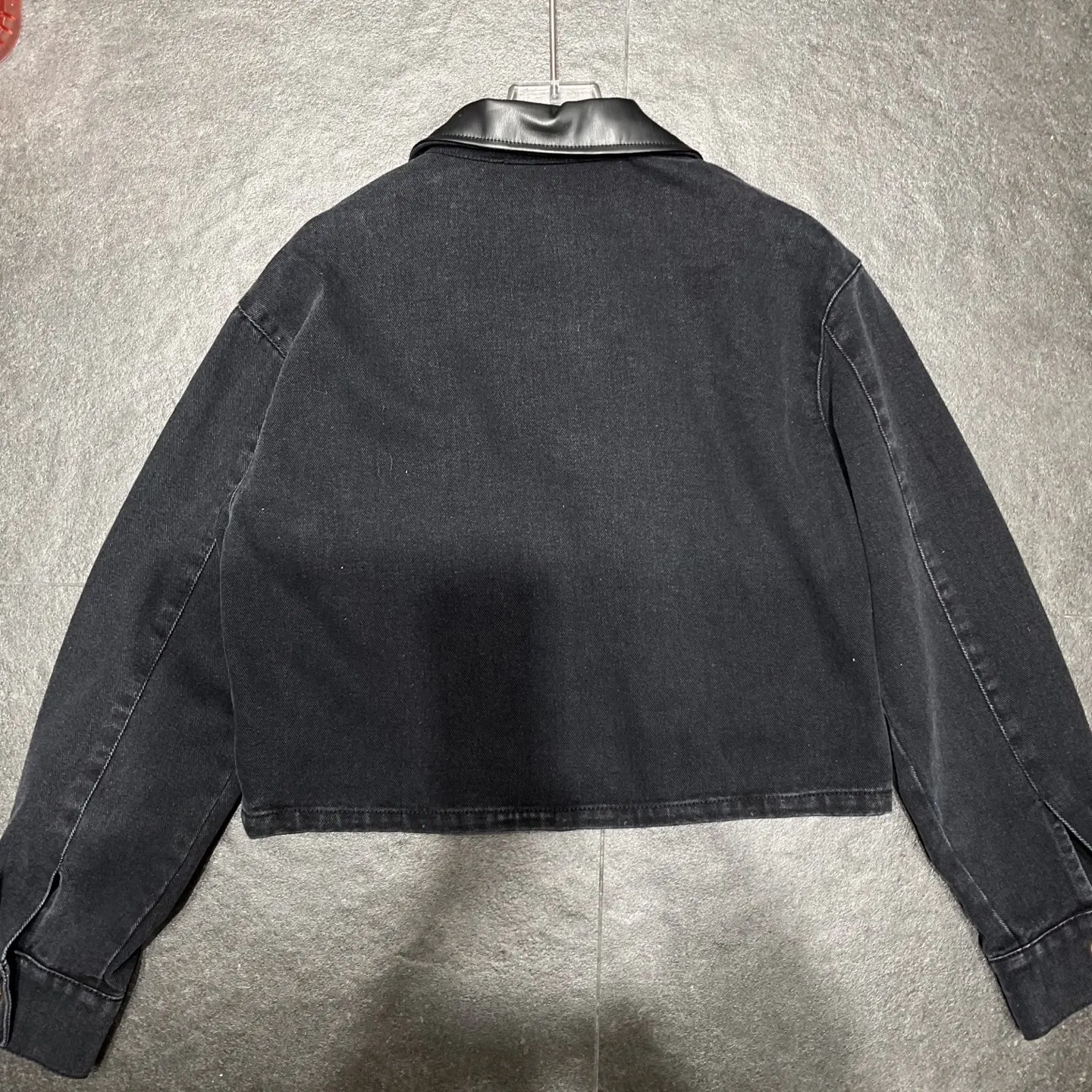 

Женская мода зима 2025 новое кожаное джинсовое пальто с раскладушным карманом и воротником