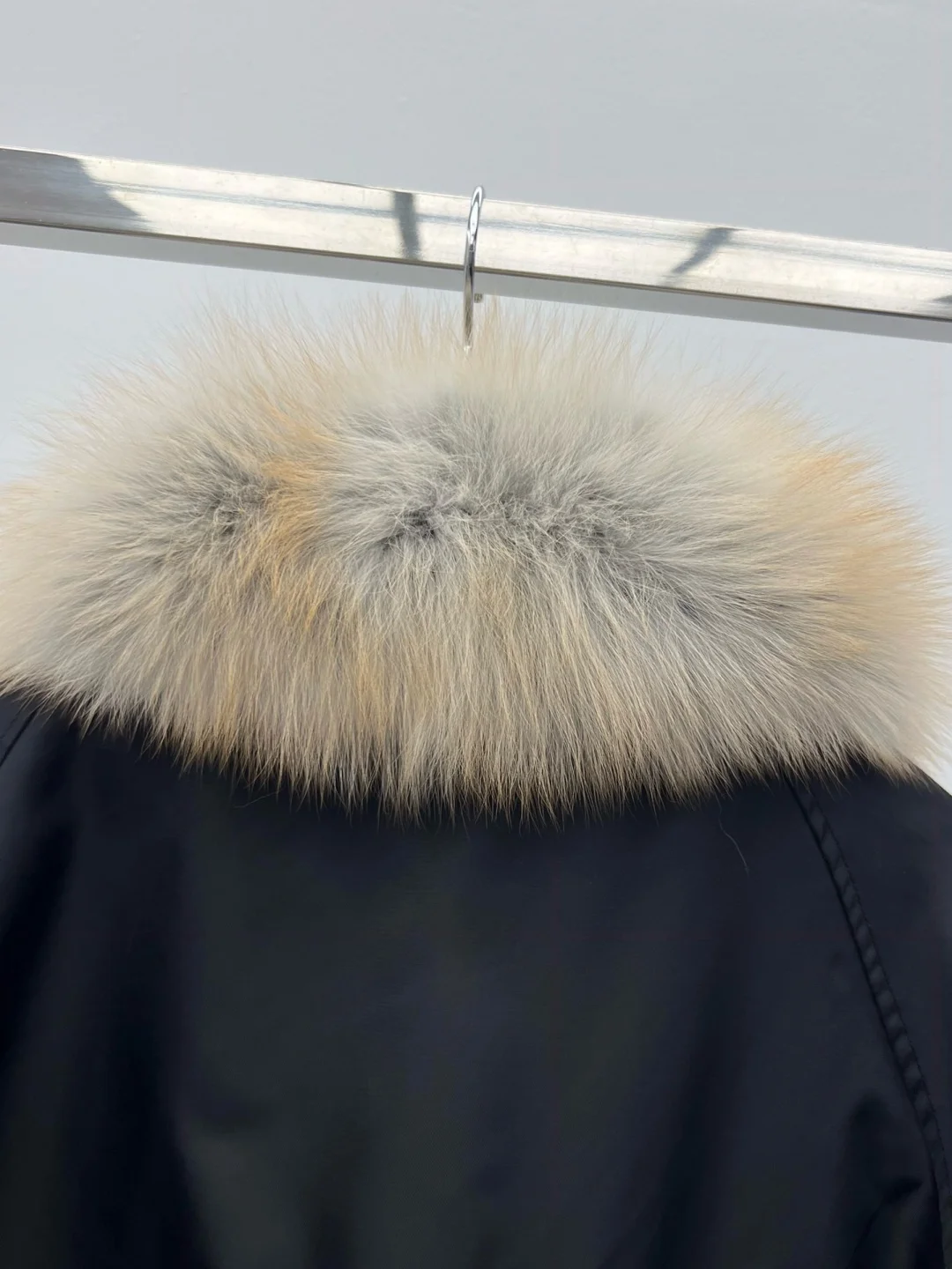 سترة كبيرة الحجم بياقة من فرو الثعلب وغطاء للرأس قابل للفصل 90% من ريش الأوز الأبيض معطف منتفخ حديث ملابس خروج عصرية للنساء شتوية