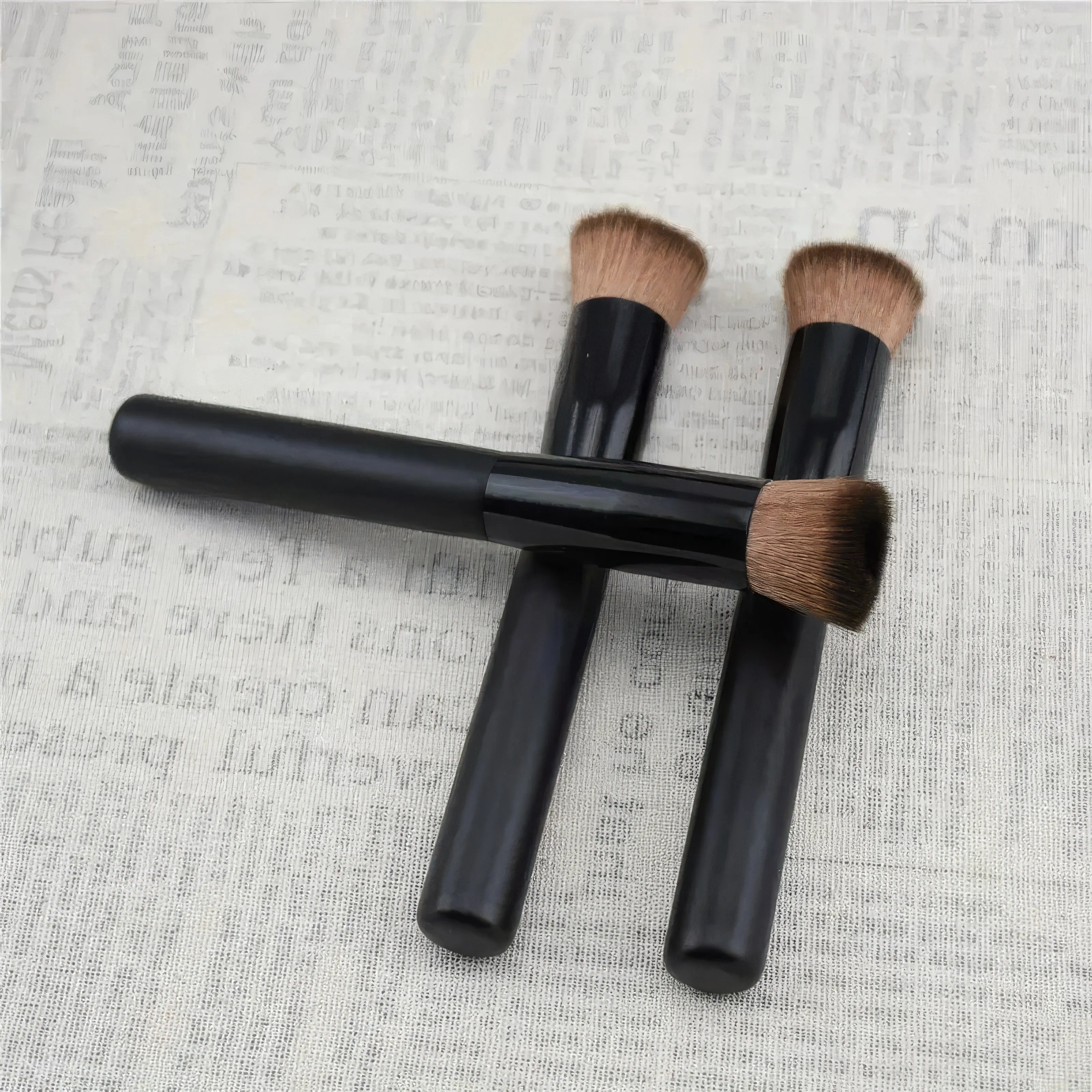 1 pinceau de maquillage noir, facile à utiliser, design rainuré, repose-paume stable, adapté au liquide, à la crème et à la poudre