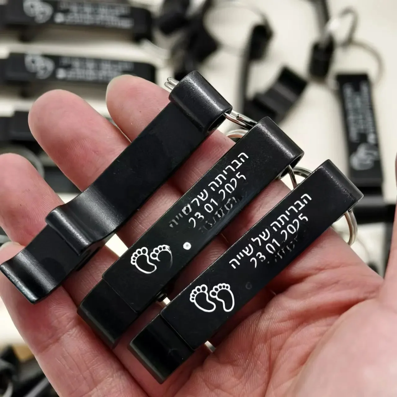 20/50/100/200 stuks flesopener sleutelhangers bruiloft privé cadeau aangepast logo, voor gast draagbare bieropeners feest verjaardagsgunsten - afbeelding 2