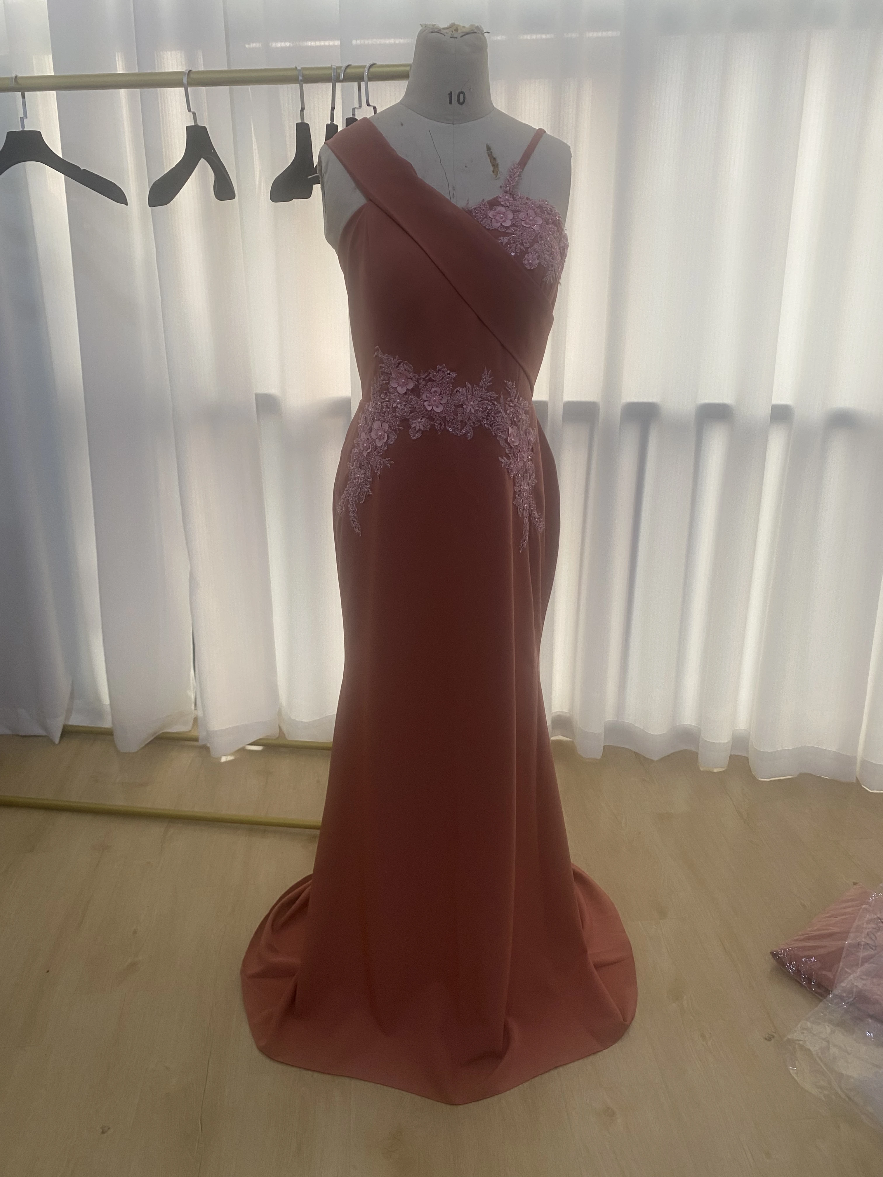 CloverBridal Stokta Hotsale Fasulye Spandex Gelinlik Modelleri Dantel Aplikler Bir Omuz Denizkızı Düğün Konuk Elbiseleri WE9471