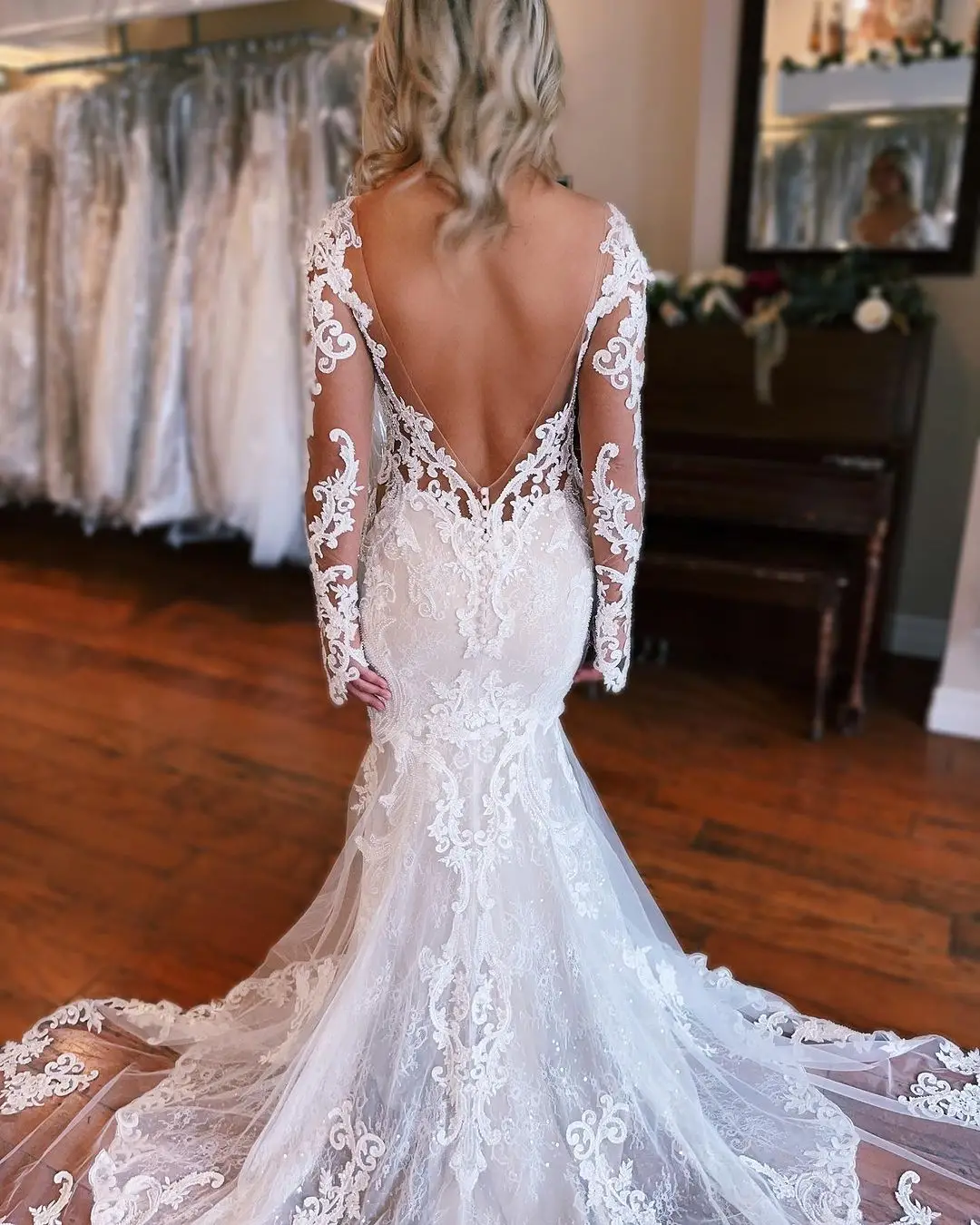 Beautiful Long Mermaid Backless V-neck Lace Wedding Dress Ruched V-neck Lace Long Sleeveless Bridal Wedding Gowns for Women vest