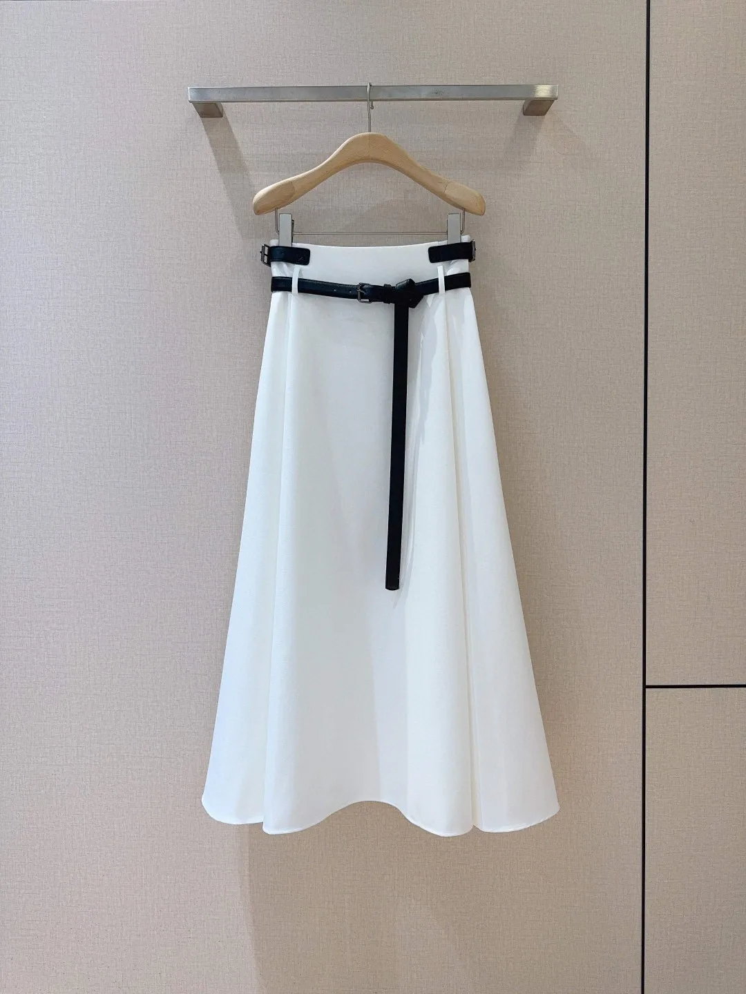

High-waisted mid-length A-line skirt