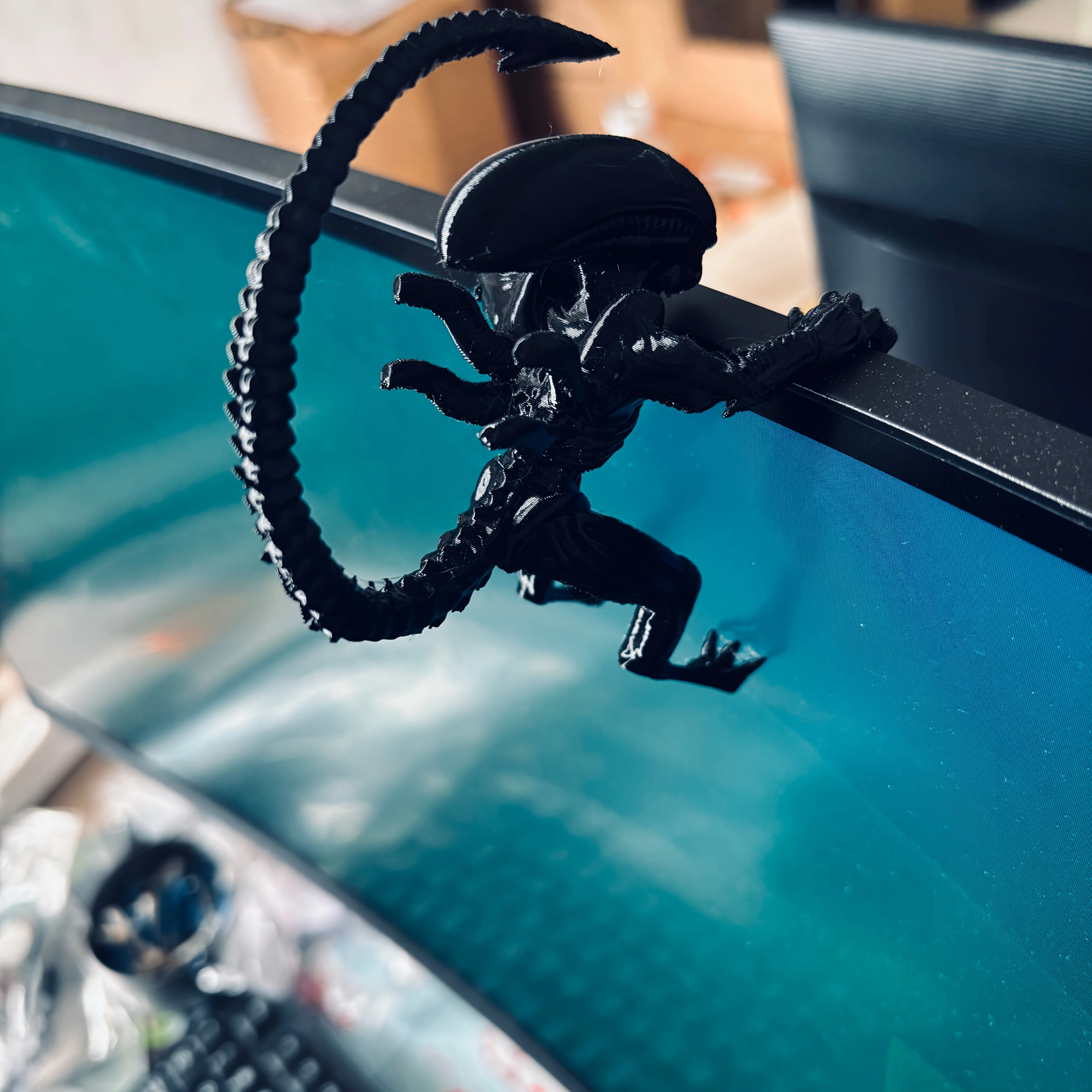 1 Stück Alien-Bildschirmdekoration, Computerbildschirm-Ornament, Sci-Fi-Film-Merchandise, Ausgefallenes Desktop-Geschenk, Alien-Gesicht umarmende Kreatur Bildschirmdekoration. Monitor-Dekoration, Lustiges Stressabbau-O – Detail 2