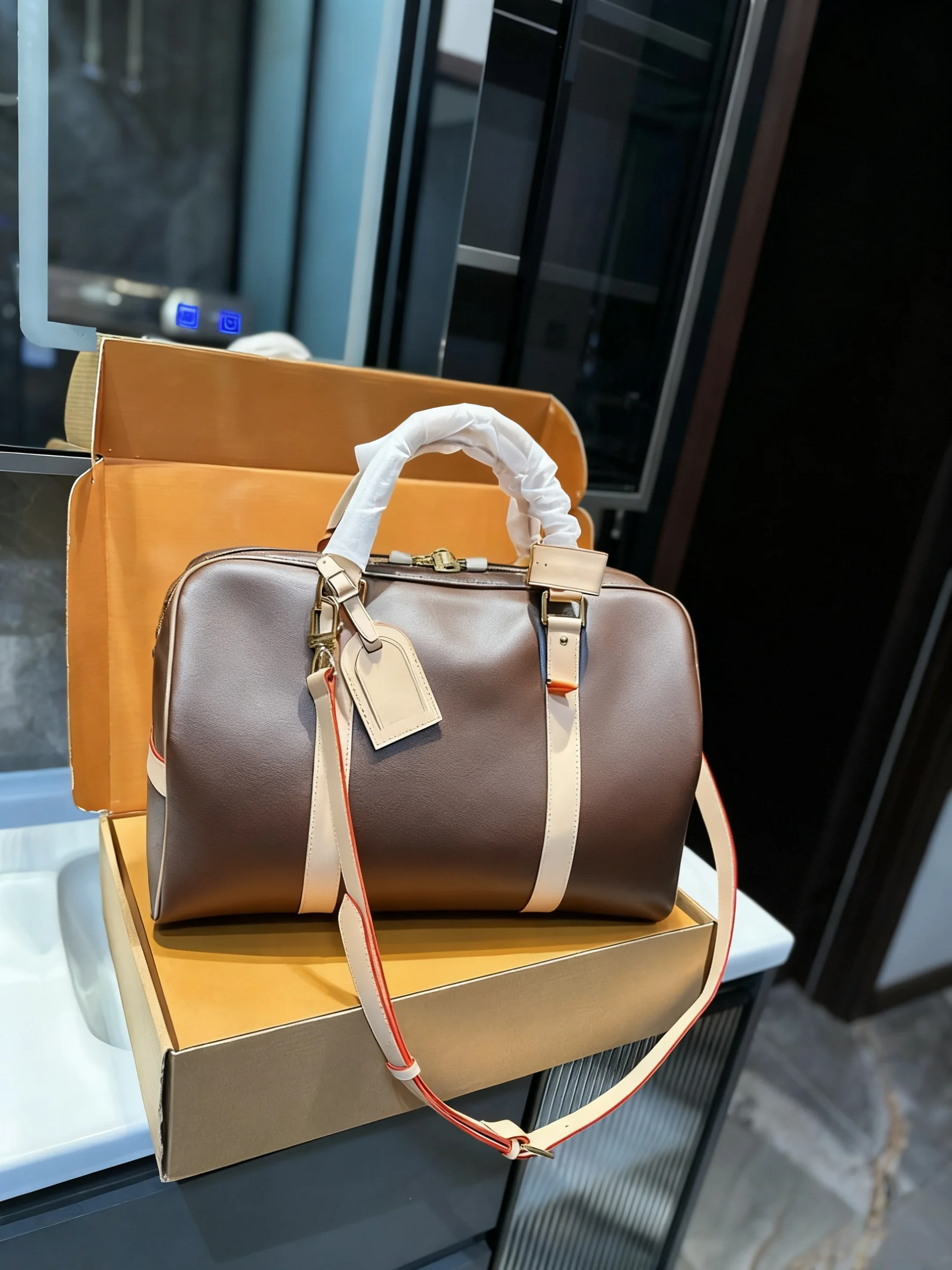 

2025 Новый РАЗМЕР: 40x28 СМ Модные универсальные сумки из кожи вишни Портативные можно носить на плече без коробок