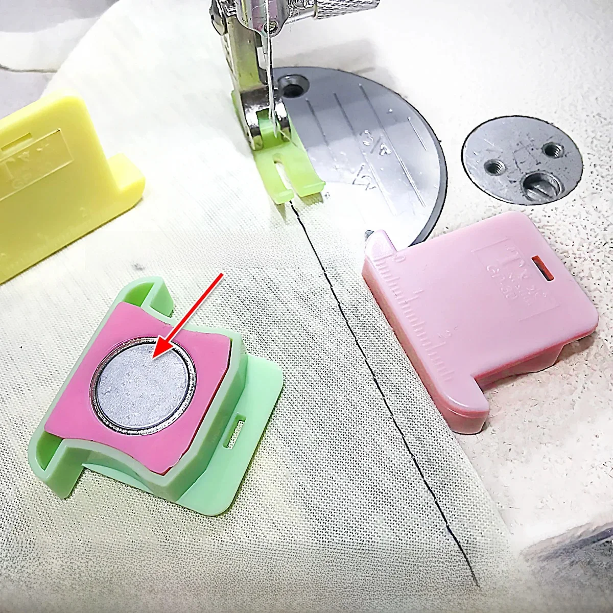 Nowa maszyna do szycia plastikowa mocna linijka magnetyczna wielofunkcyjny bloker pozycjonowania krawędź zapobiegająca zwijaniu się ze skalą — zdjęcie 2