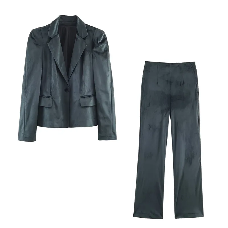 

Retro chic velvet women's suit set with blazer paired with a straight-cut autumn fashion office party suit