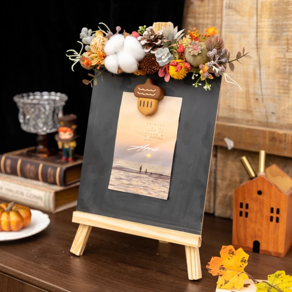 علامة سبورة صغيرة عتيقة مع حامل عرض لوحة رسائل لمحلات القهوة وقائمة مطعم الزفاف تعرض ديكور الحدث