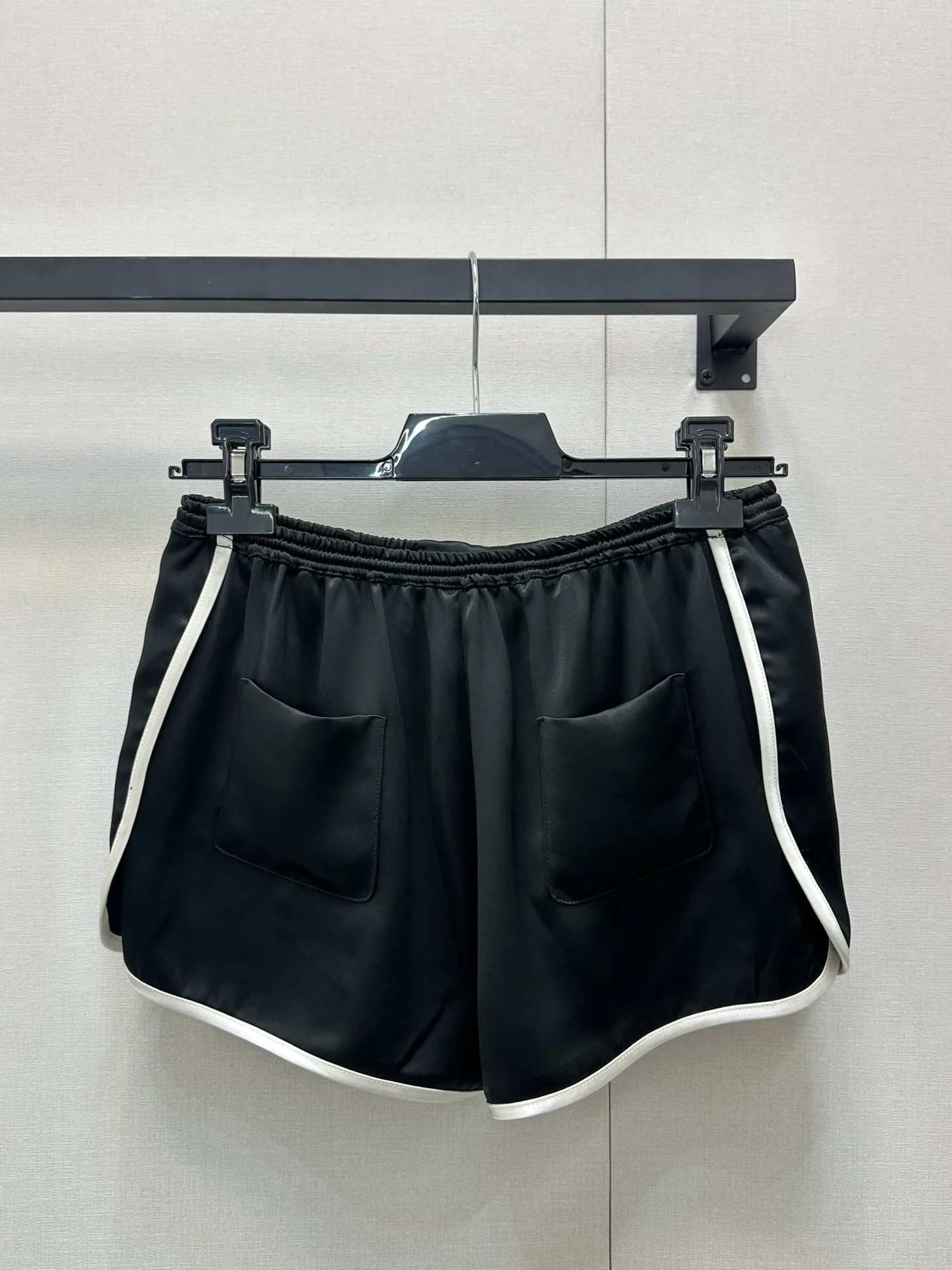 

2025 Women's Solid Color Contrast Trim Drawstring Shorts - Slim Fit, High-Waist Elastic, Trendy Streetwear