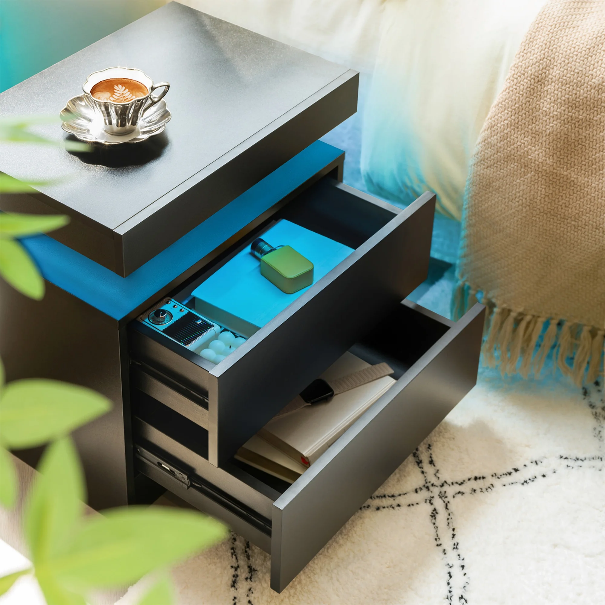 Table de chevet à 2 tiroirs, LED multicolores réglables et compartiment ouvert, compacte, pour chambre/salon, en bois et tissu noir
