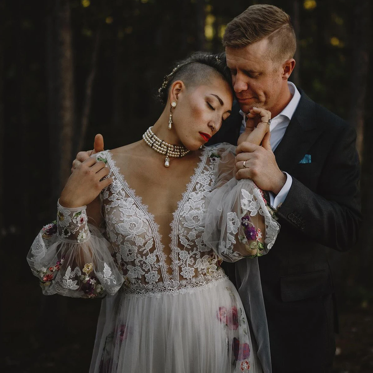 Robe de Mariée en Dentelle Florale Personnalisée avec Cape en Tulle, Manches sulfBouffantes, Col en V Plongeant, Ligne A, Fleurs Colorées, Patients Boho, Quelle que soit