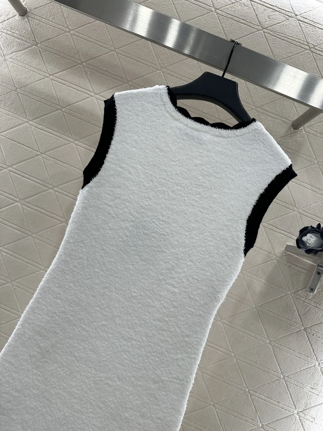 

Women's New Product: Color Contrasting Knitted Tank Top Skirt with V-shaped Collar and Retro Style Knitted Tank Top Skirt