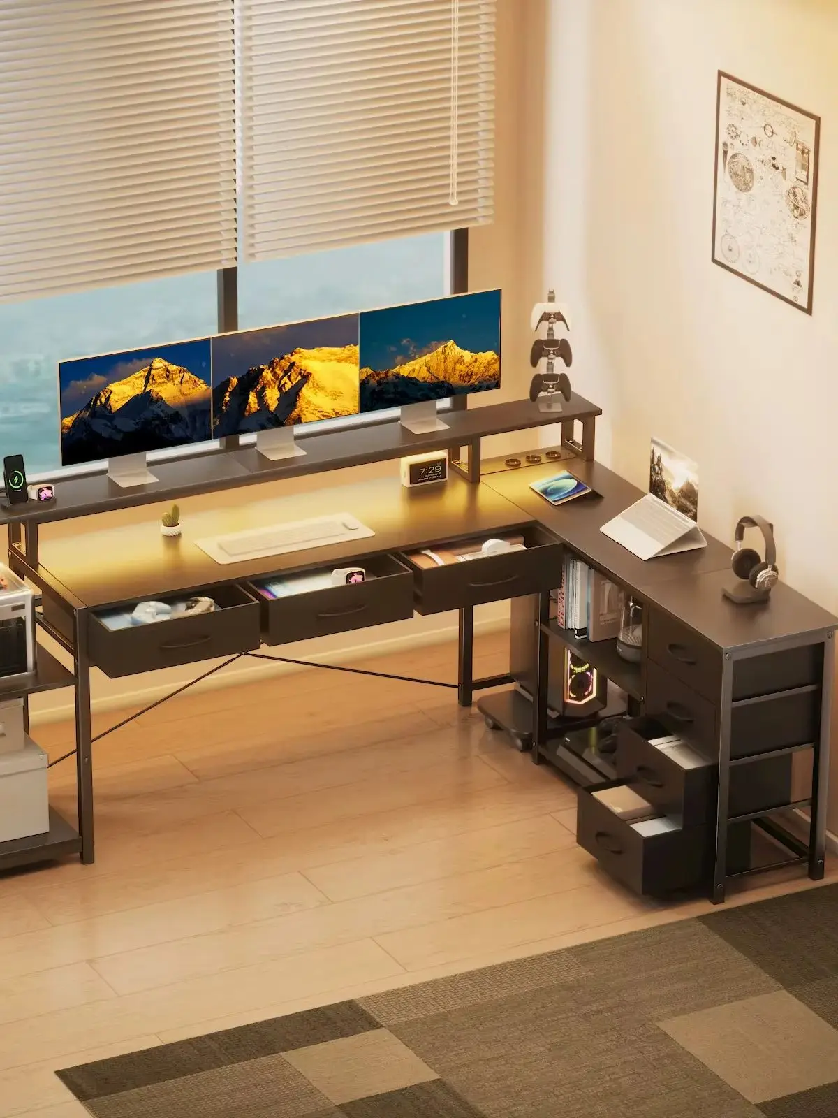 Computertisch, Eckiger Schreibtisch mit Schubladen, Steckdosen und USB-Anschlüssen, Monitorhalterung und LED-Beleuchtung. Klappb