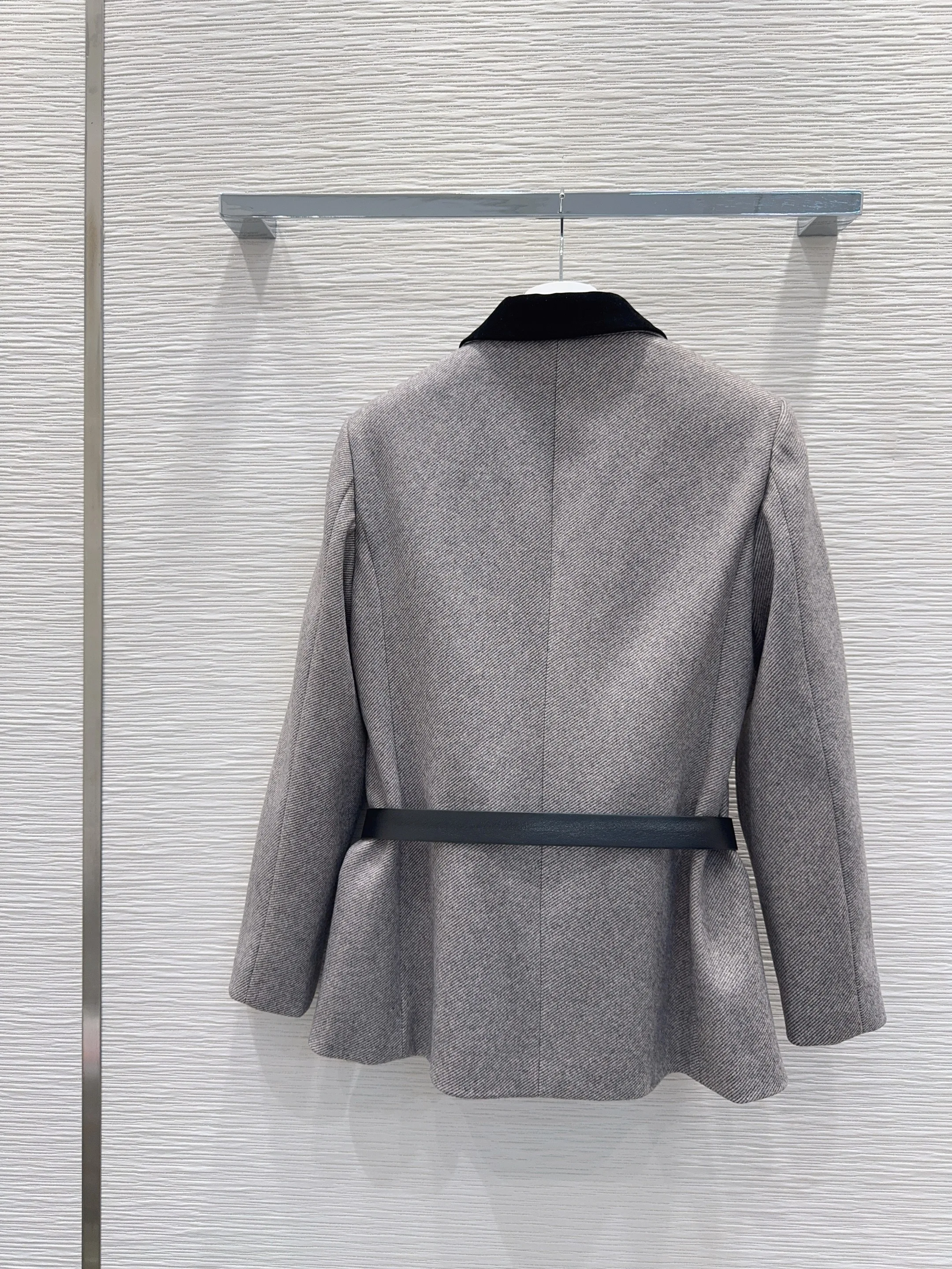 เสื้อสูทผู้หญิงสไตล์เรียบง่ายและมีระดับ สำหรับฤดูใบไม้ร่วงและฤดูหนาว ปี 2025 รุ่น SU207