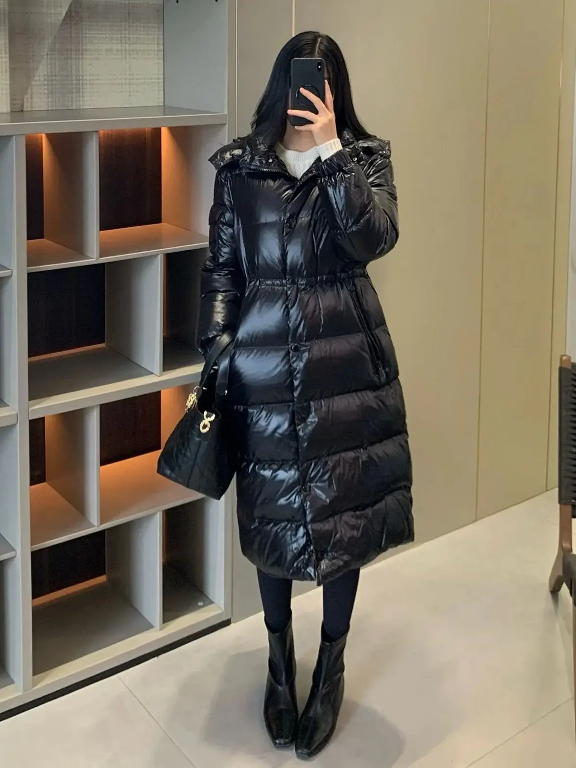 เสื้อแจ็คเก็ตขนเป็ดยาวสำหรับผู้หญิง ดีไซน์หรูหรา ผิวมันเงา เหมาะสำหรับฤดูหนาว