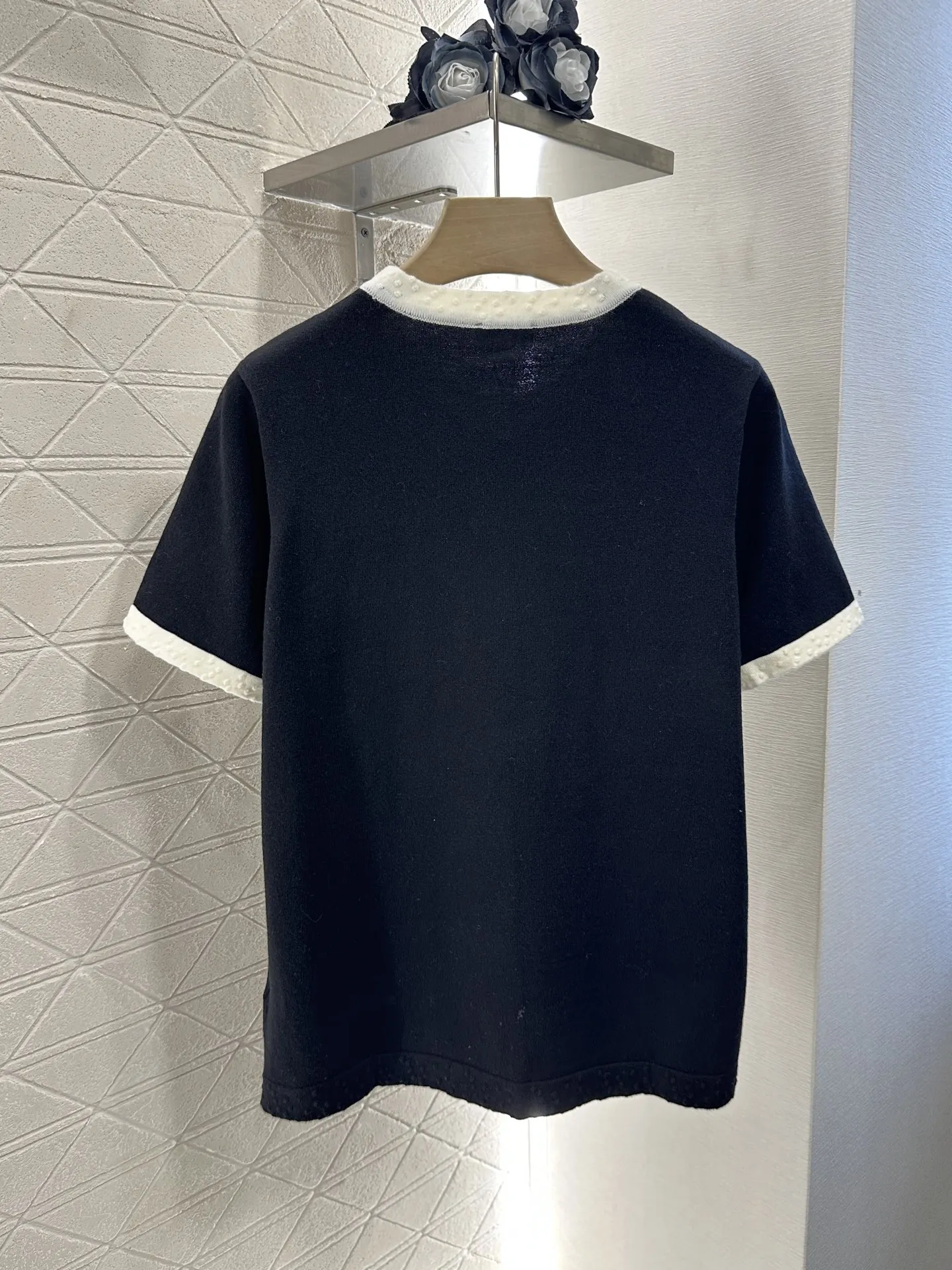 

2025 New Products On The Shelves Black And White Contrasting Knitted Short-Sleeved Customized Wool Yarn Weaving Texture HX004