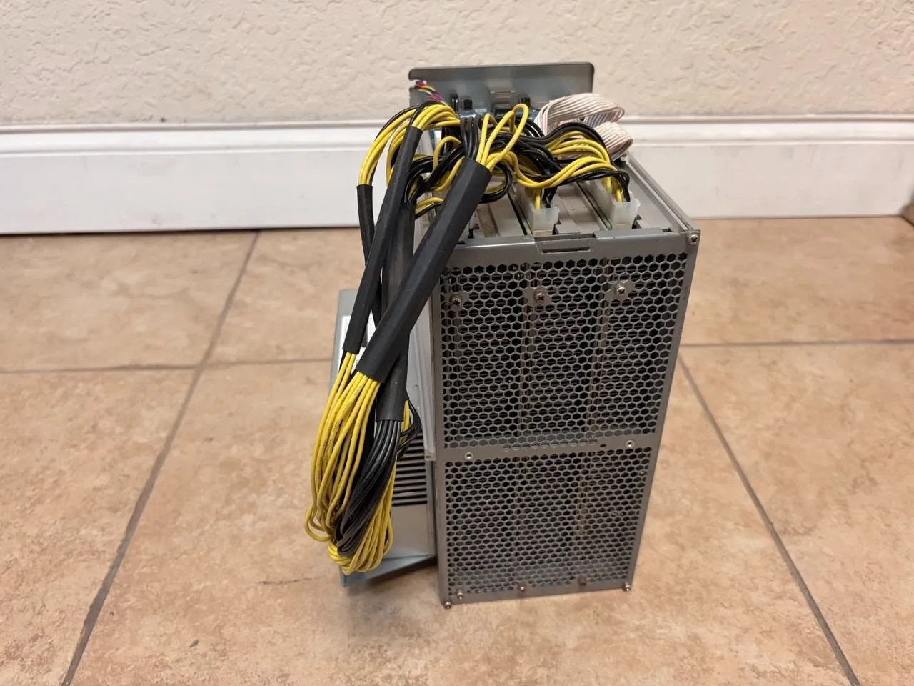 

КУПИТЕ 3, ПОЛУЧИТЕ 2 БЕСПЛАТНО: Майнер Bitmain Antminer Z15 350Ksol/s для алгоритма Equihash