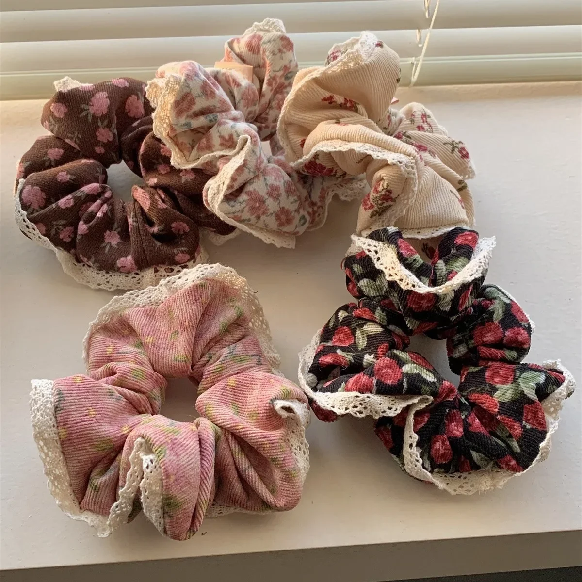 2024 kwiecista koronka Retro kwiat Scrunchie kobiety dziewczęta elastyczne gumki do włosów akcesoria krawat gumka do włosów liny nakrycia głowy nakrycia głowy — zdjęcie 2