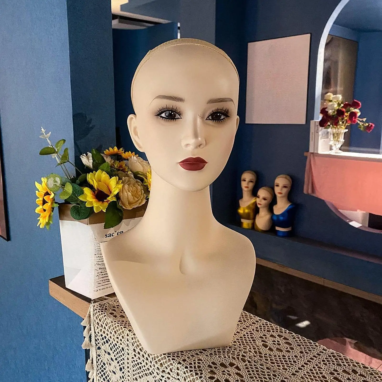 

Женская голова манекена с плечом, гладкая вешалка для шляп, парики, демонстрация, стиль для салона, шиньоны, солнцезащитные очки, ювелирные изделия