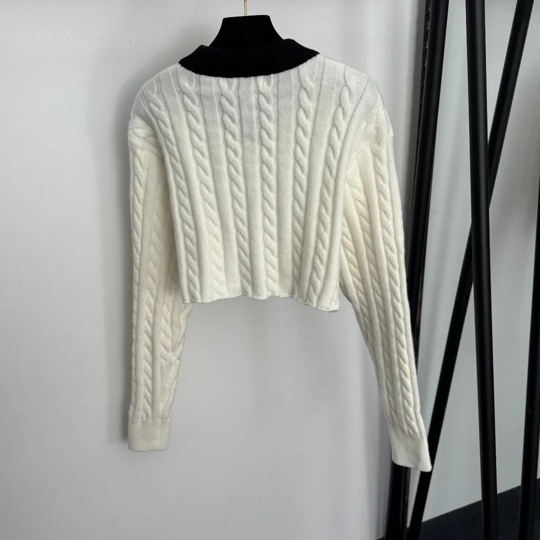 

Women's Gray Braided Knit Short Jumper, Trendy Color-Block Neckline & Cozy Fit for Fall Outfits