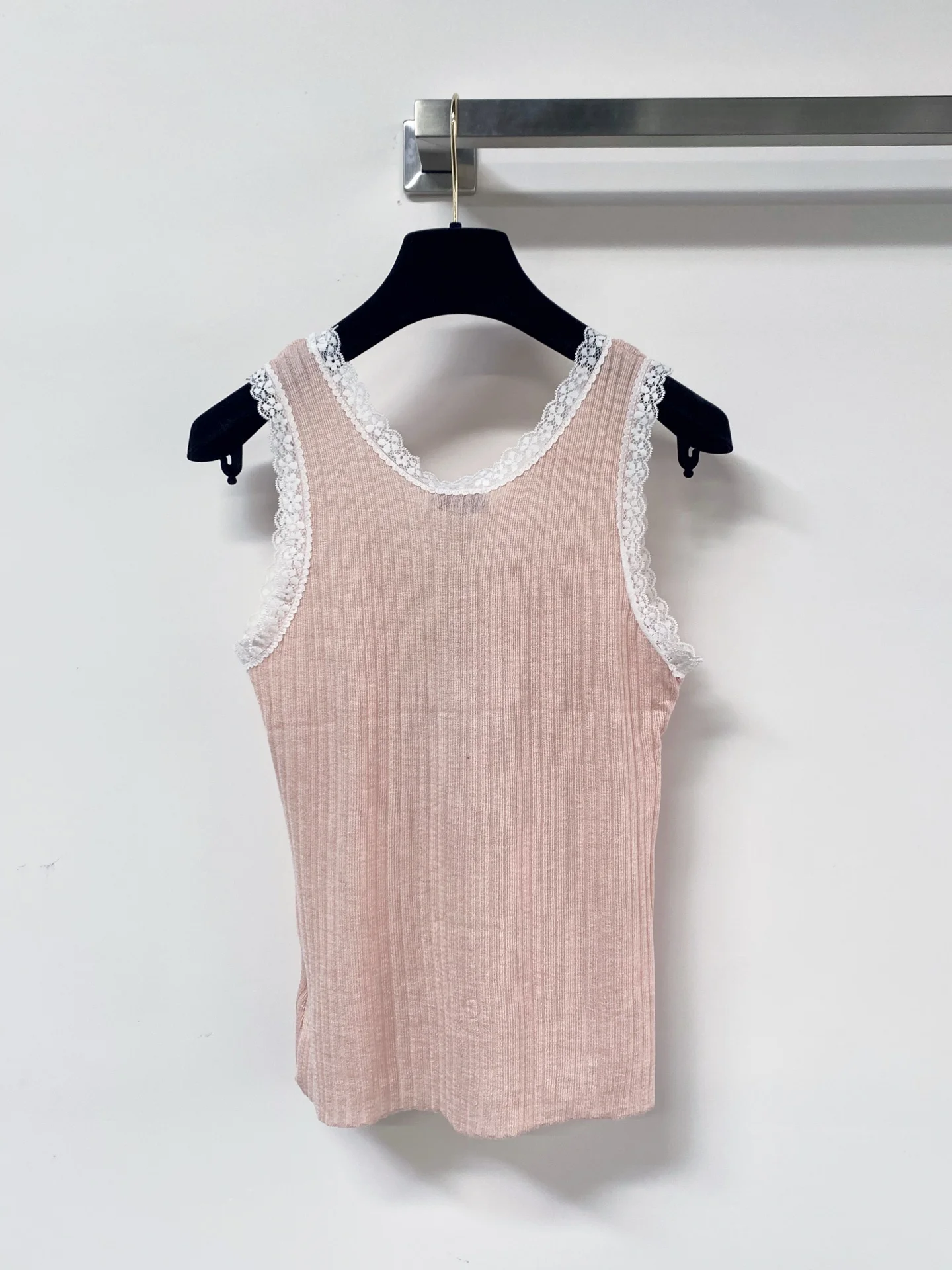 

Новая летняя женская майка-топ с U-образным вырезом и кружевом, облегающая, шикарная, без рукавов, модель 2026 года