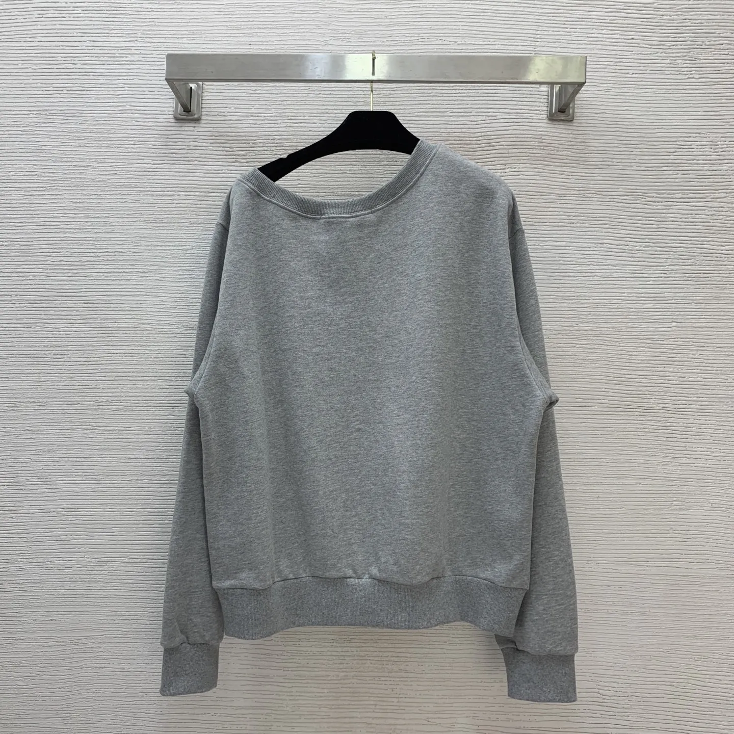 

High quality spring and summer women's loose and slimming sloping shoulder long sleeved sweatshirt HL030