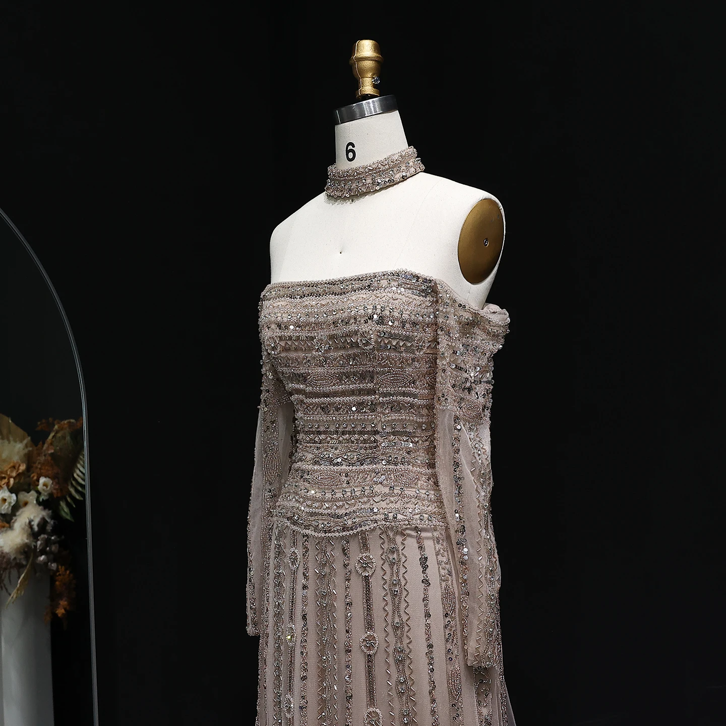 Sharon Said Luxuriöses Silberperlenbesetztes Elegantes Schulterfreies Abendkleid mit Choker, Langen Ärmeln, Luxus-Hochzeitskleid SS178 Maßanfertigung – Detail 18