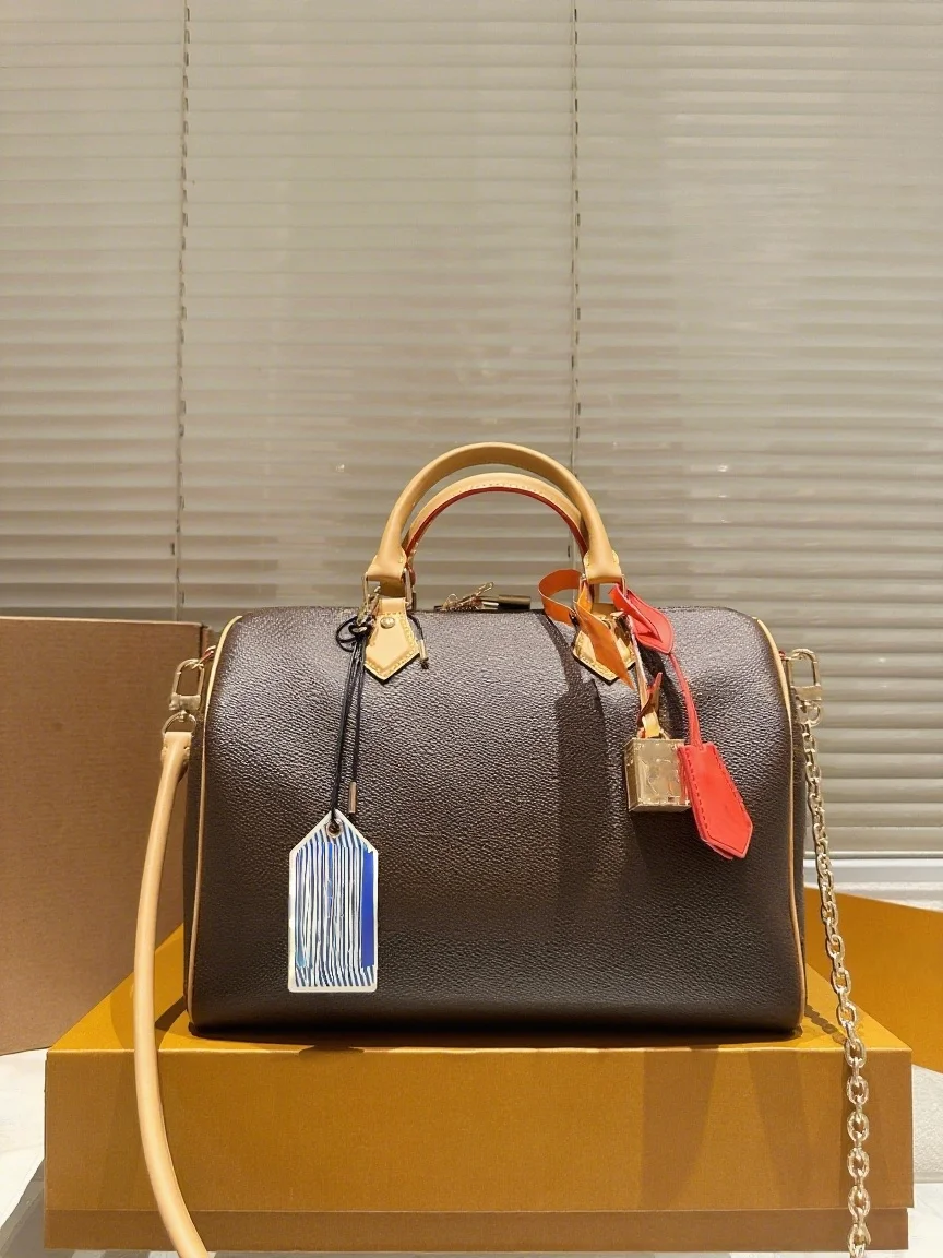 

2025 New SIZE: 30 CM Fashionable Versatile bags leather Portable can be carried on the shoulder no boxes