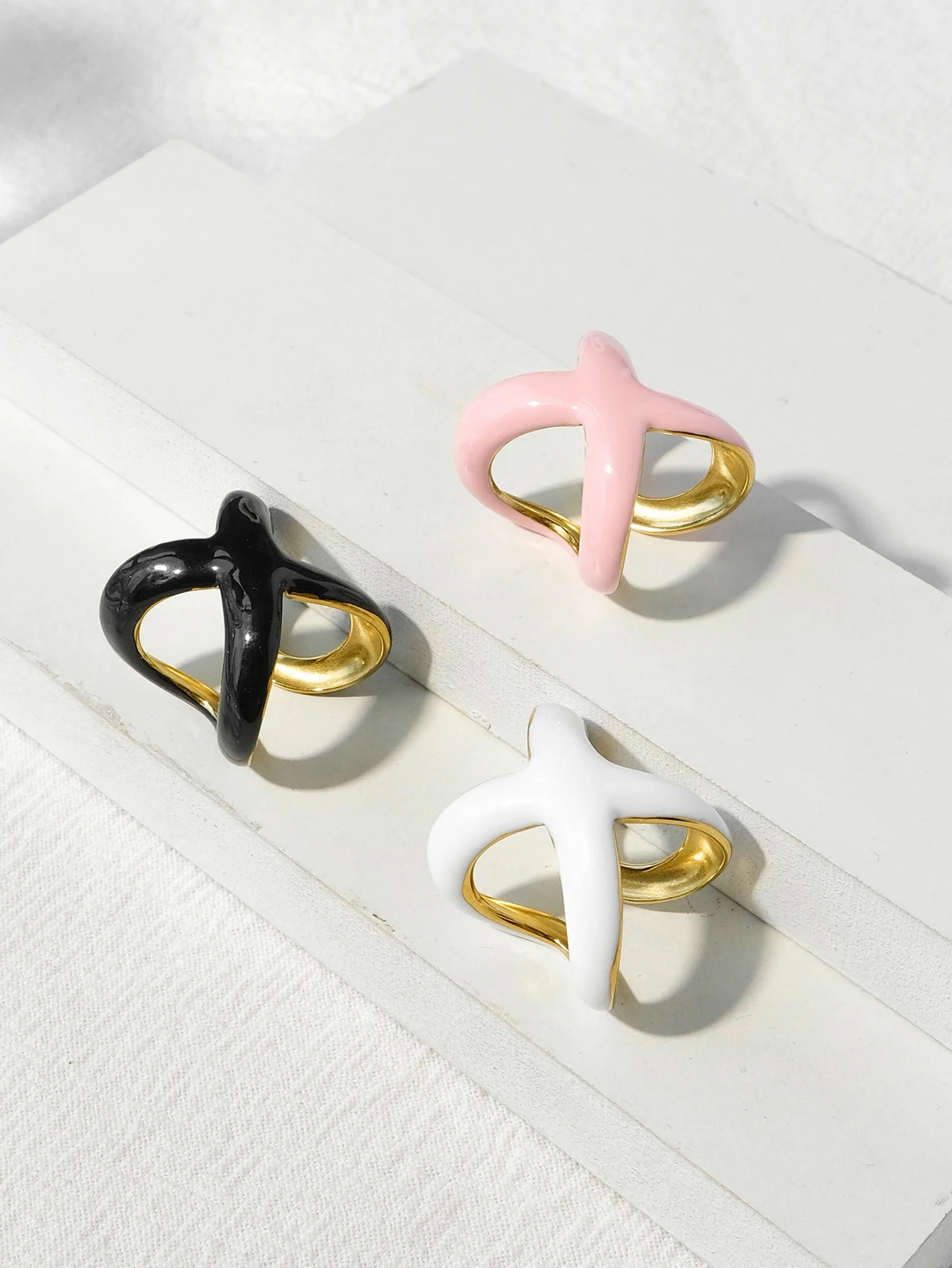 A pair of French retro fashion stainless steel women's gold-plated X-shaped oil drop rings suitable for daily commuting，dating