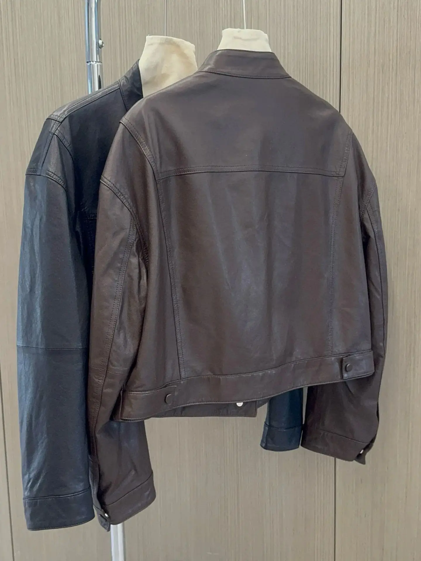 Giacca corta in pelle da donna elegante e casual con cerniera