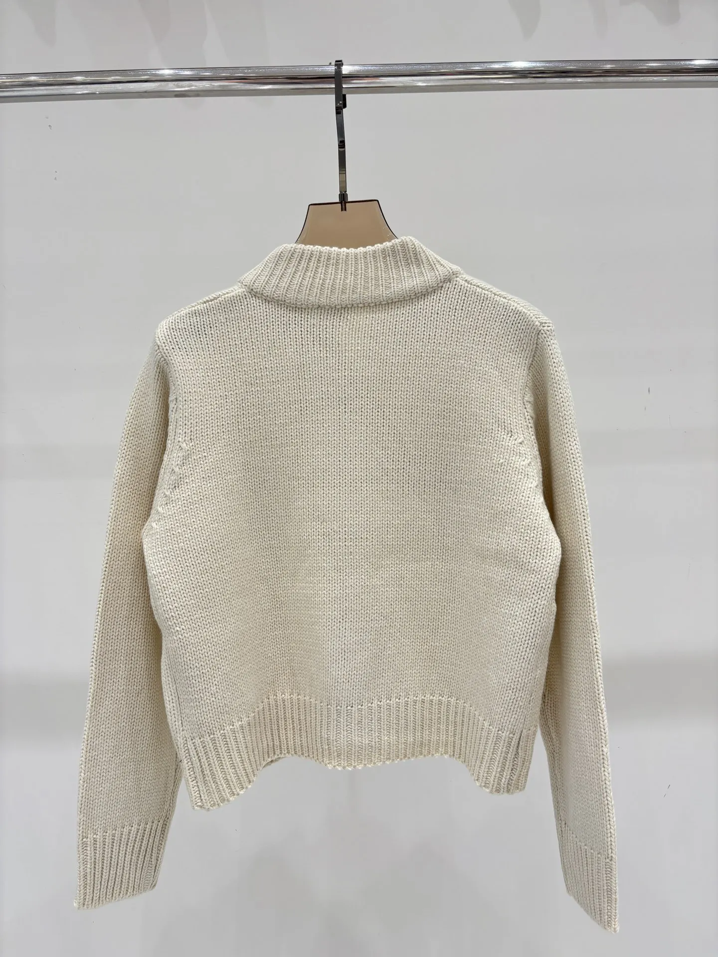 

2025 Spring and Autumn Women's Round Neck Embroidered Jacquard Simple Inlaid Metal Buckle Casual Knitted Cardigan HL140