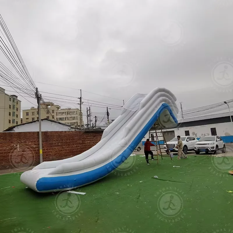 Trwała komercyjna nadmuchiwana zjeżdżalnia wodna do jachtów Sprzęt do zabawy w wodzie Dok dla łodzi Pływająca zjeżdżalnia zapewniająca maksymalną bezpieczeństwo i ekscytację