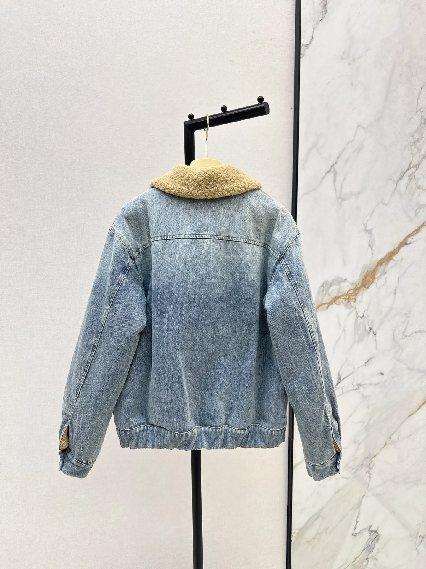 

2025 Autumn / Winter New Denim Jacket Lamb Lining and Collar Design 36
