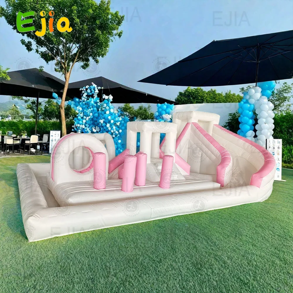 Aire de jeux pour parc de jeux, parcours d'obstacles blanc et rose, avec château de saut, piscine coulissante, tampon gonflable pour événement de fête pour enfants