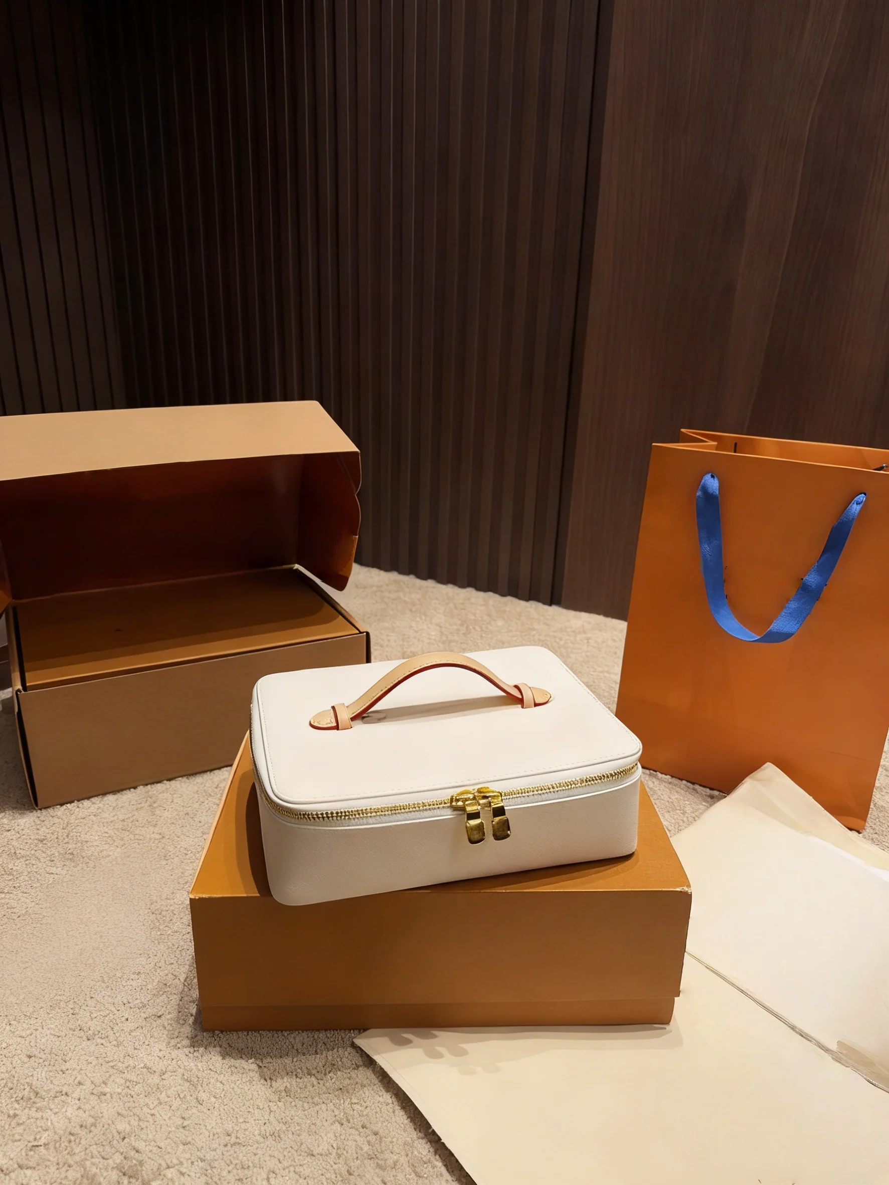 

2025 New SIZE: 24X8 CM Fashionable Versatile bags leather cherry Portable can be carried on the shoulder no boxes