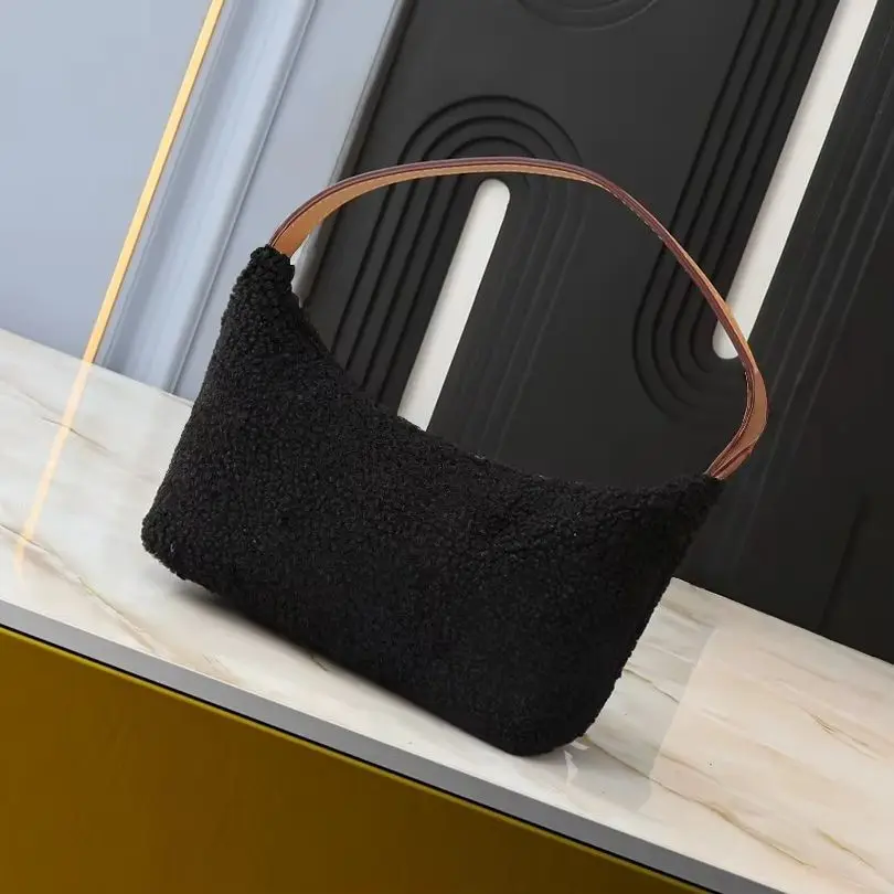 

2026 New Style Plush Handbag/Crossbody Bag, Black and White, Sheepskin, 18.5 x 11.0 x 6.5 cm